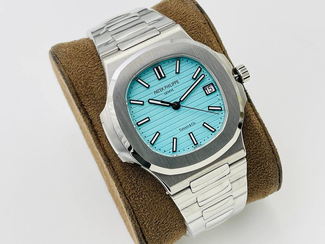 真正的王炸百达鹦鹉螺5711蒂芙尼蓝！百达联名Tiffany全球限量款！鹦鹉螺推出升级原版机无噪音刻字版。😍🤩 详细升级解读: 1.升级机芯全部精雕刻字，清晰不磨损，纹理做到极致。 2.升级自动陀片，采用瑞士超精密轴承，业界史无前例的安装陀片工艺。做到百分百降噪音。 3.原版机芯，无假夹版，无假摆轮，无假红宝石。完整的复刻出3.3毫米的绝版高品质324SC机芯. 4.升级表盘刻度夜光超亮，而且整体做到和谐一致同步亮度。 5.鹦鹉螺经典蓝盘，目前改进与正品一致的颜色，秒杀其他工厂的表盘细节和做工。 6.日历窗口每一只手表做了水平正位，不出现偏斜遮挡。 7.把头调节档位顺畅度的多次调试，调试到最佳状态。使得升级版手雷调校时间和上链的手感畅顺！ 8.升级了整个手表厚度8.3毫米，完美实现全网最薄机械表，等同原装厚度。佩戴起来舒适无比。 9.重点强调324Sc机芯顺时针调日历，也就是由上往下调日历。注意辨析和正品一致。 10.调节时间的时候，拉表冠二挡。大秒针是不停止的。和正品也是一致。