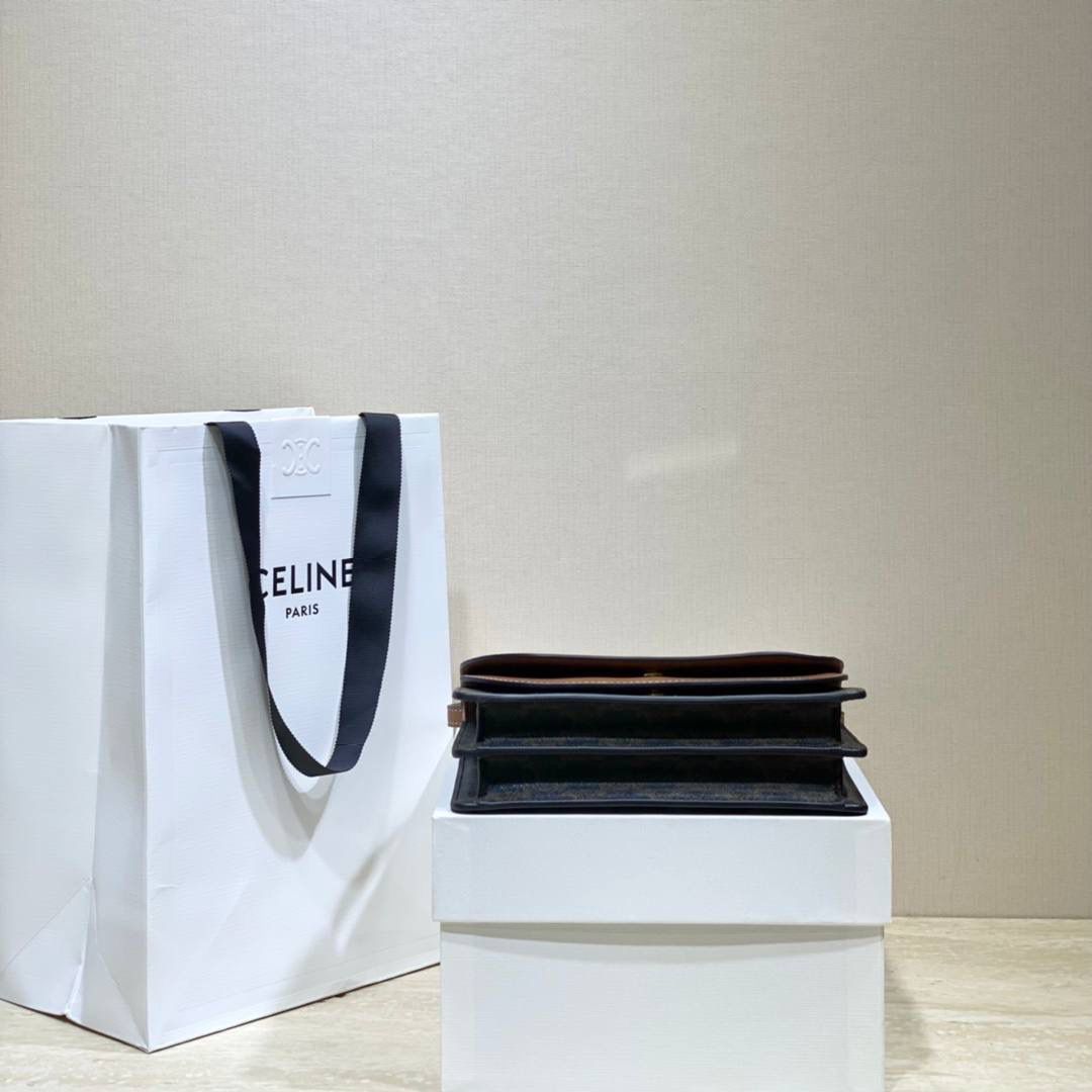 🔥大货实拍图 𝗖𝗘𝗟𝗜𝗡𝗘♥𝗖𝗔𝗡𝗩𝗔𝗦 𝗪𝗢𝗖风琴包 型号：10D852 尺寸：20*11.5cm 𝗖𝗲𝗹𝗶𝗻𝗲的这个𝗪𝗼𝗰包也叫三合一，真的物超所值了！啥都能装啊！pro max生活基本用品都能塞下，还有专门的放卡区，功能齐全太给力了！难怪男生们也偏爱ta！