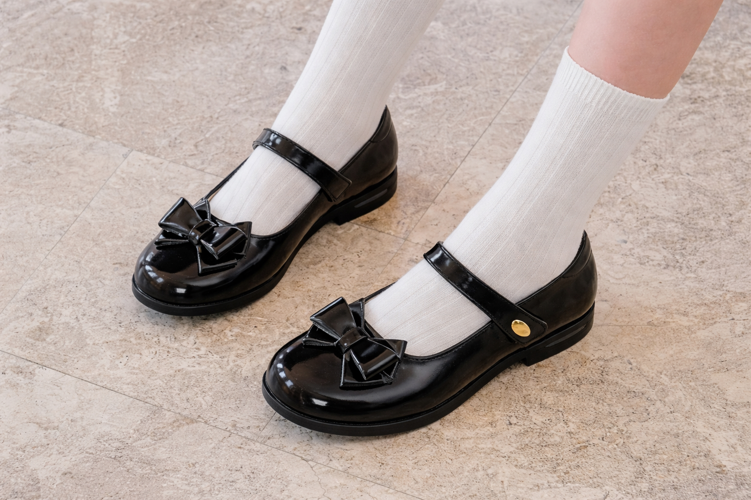 BeeHealthKids  女童亮皮黑色學生鞋  經典魔術貼 231918