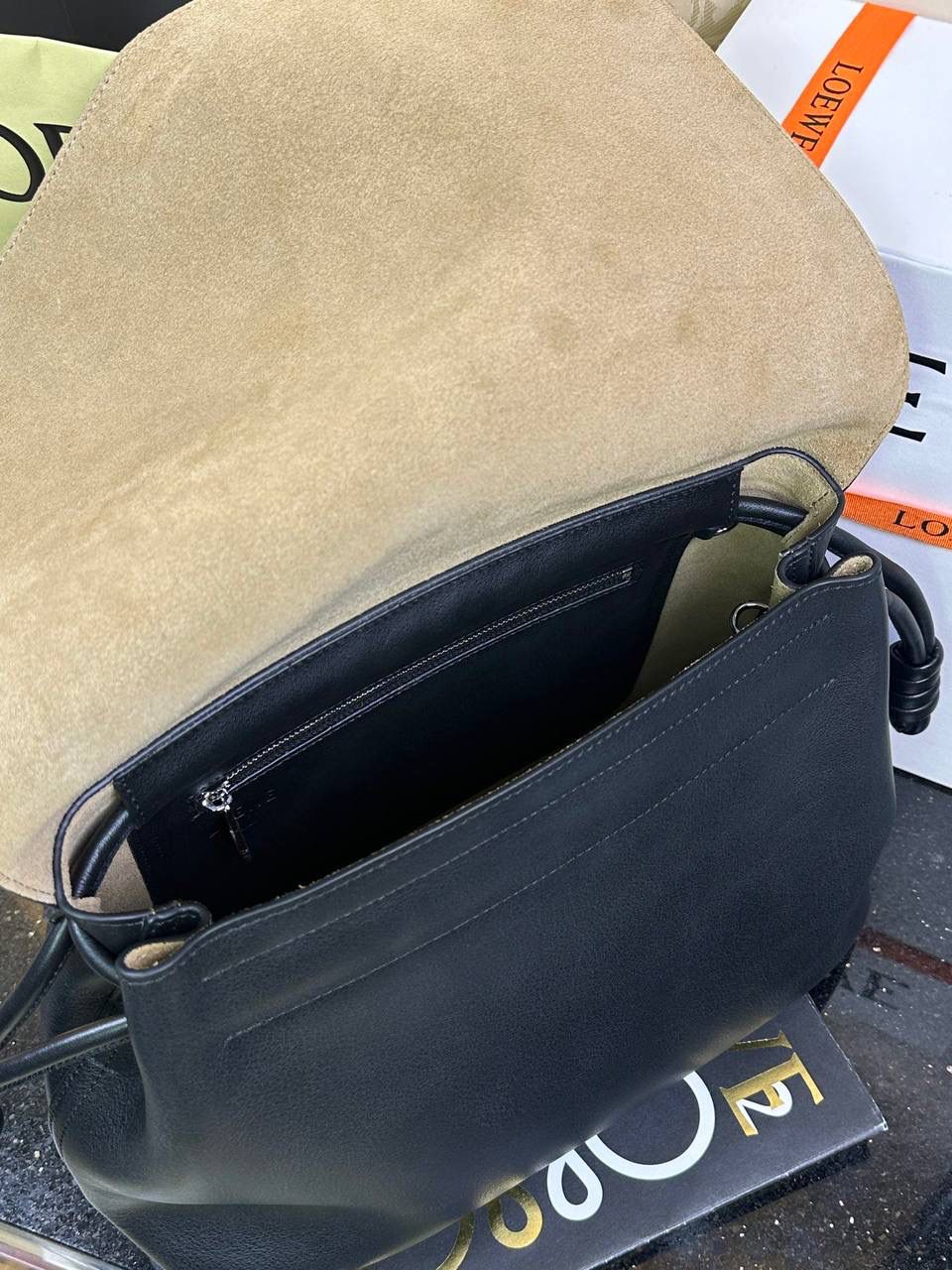 【全皮黑色】 𝙇𝙤𝙚𝙬𝙚 𝙁𝙡𝙖𝙢𝙚𝙣𝙘𝙤 𝙎𝙖𝙩𝙘𝙝𝙚𝙡 福袋款邮差包 ➕刺绣🅾️字母宽肩带 编码：062404 尺寸：𝟑𝟒-𝟏𝟐-𝟐𝟒𝐜𝐦 新款以经典福袋收缩打结为元素，采用内部麂皮➕外部进口小牛皮➕刺绣字母宽肩带的精致搭配打造全新升级款邮差包🅰️，可斜挎、肩背和手提，超大容量满足日常所需🎈