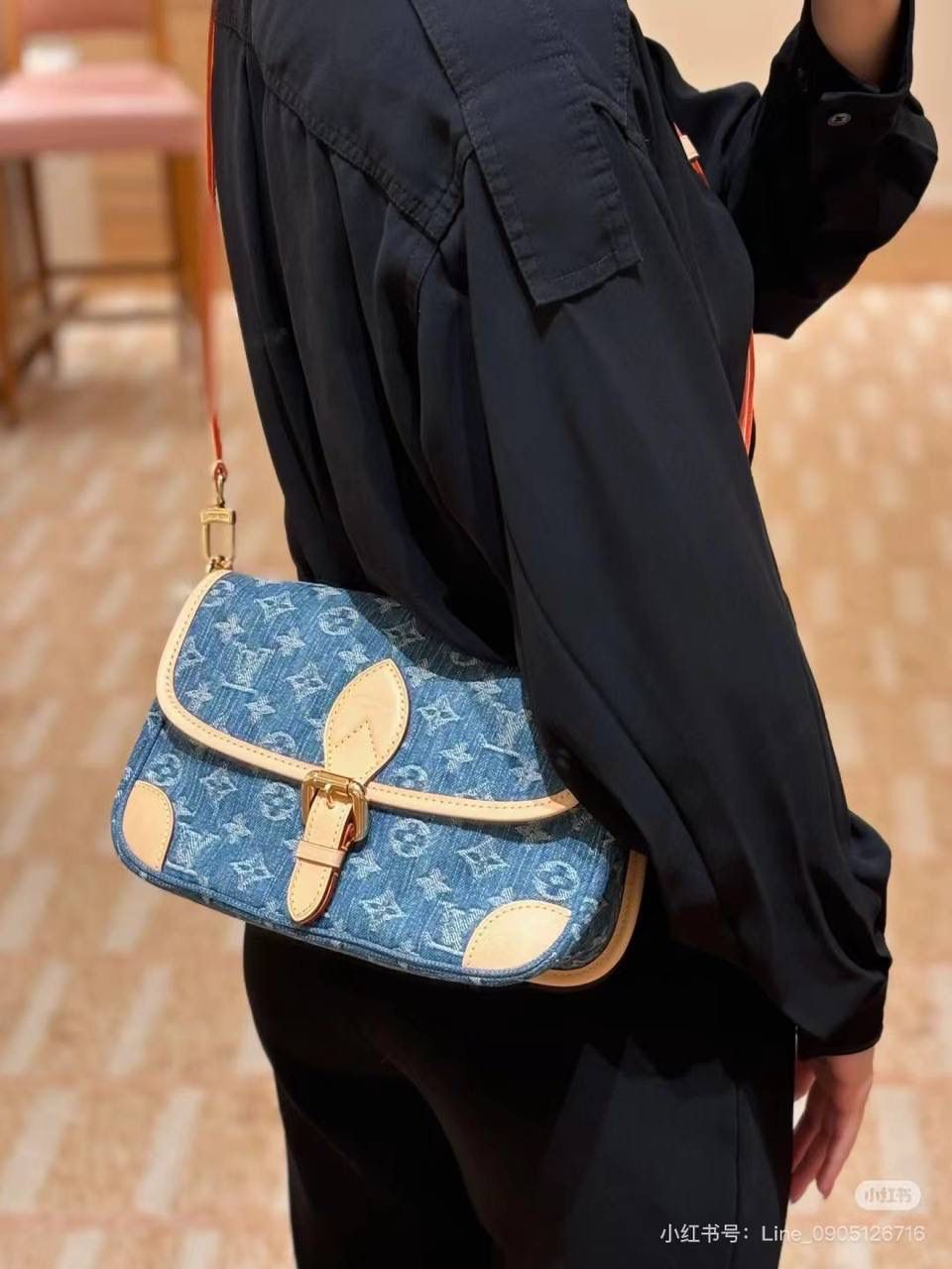 路易威登家超火的Diane法棍包👜✨ 最近换新皮肤了，牛仔丹宁的配色，太美太喜欢了～ 丹宁牛仔的材质超级轻便超级好凹造型，浅色牛仔搭配进口变色皮看起来特别舒服 上身高级感拉满！太好看了～果然能打败1V的，只有1V自己 Diane有多火就不用多说了，没想到今年居然乘胜追击，这款在还在预售的时候，已经被很多女生盯上了！丹宁帆布提花材质还是很绝的😍💕 尺寸：24 x 15 x 9cm