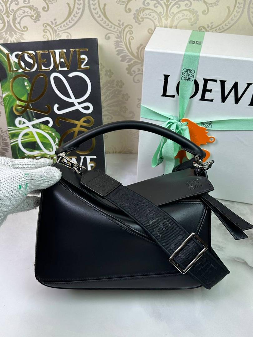 🅰️小号 𝗣𝘂𝘇𝘇𝗹𝗲最新版本❤️ ——（缎面/织带款） ✅经典拼图系列，不规则立体几何设计，最具辨识度的立体廓形和几何美学，顶级进口小牛皮搭配德国沙菲线，独家定制五金，𝗬𝗞𝗞拉链拉头 ✅容量超大，颜值高，四季百搭，新款自带可拆卸𝗟𝗢𝗘𝗪𝗘织带宽肩带‼️ 尺寸：𝟐𝟒-𝟏𝟔.𝟓-𝟏𝟎.𝟓𝐜𝐦 款号：061609织带款黑色