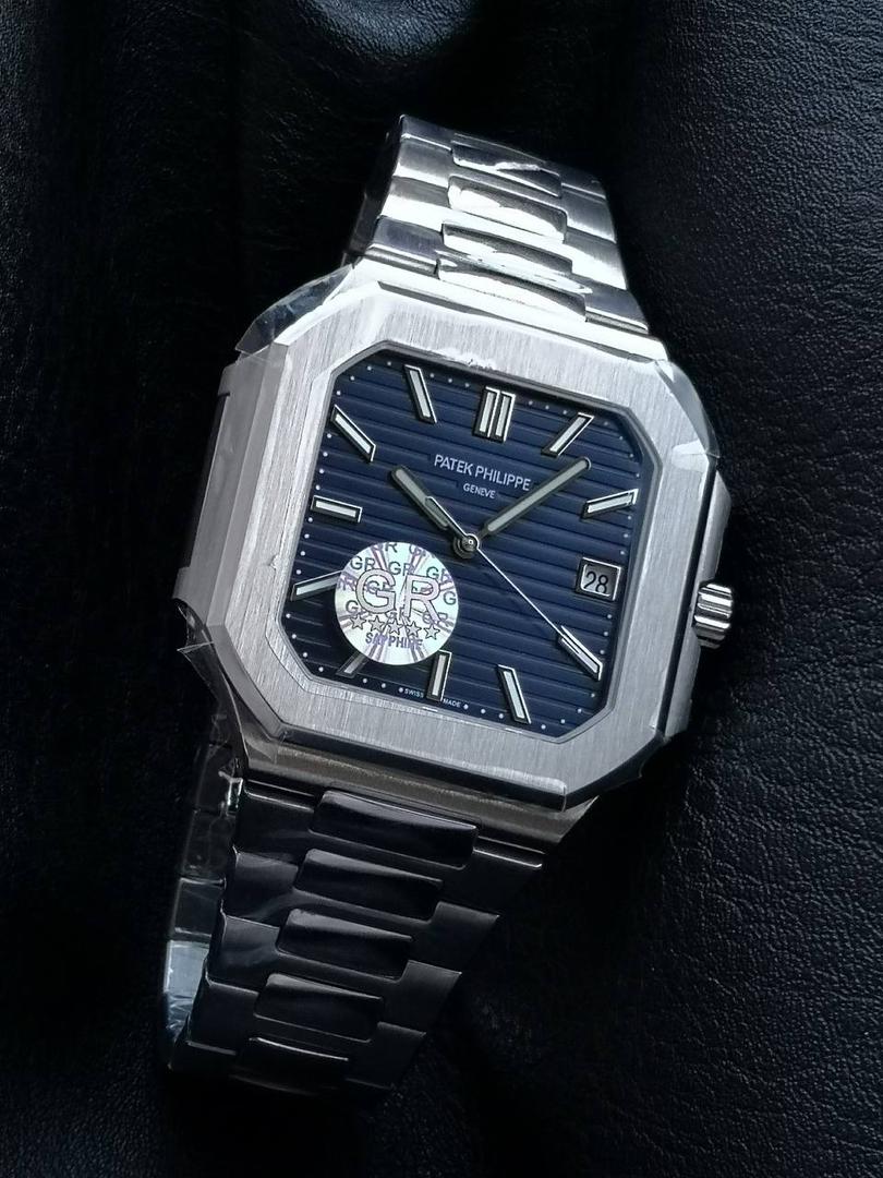 百达翡丽 方形 新系列CUBITUS 5821腕表 亮点特色：1️⃣机芯:搭载定制9015改Cal.26-330 SC一体机，调时不停秒，调时不停秒，摆轮位置均与正品一致，自动上链机芯。2️⃣钢带:316L定制级人体工程学表带，新扣款式。3️⃣表壳:尺寸45毫米厚度仅8.3mm，为表壳对角线长度(即10点位至4点位),因为表壳近似于方形，上下边的宽度会小于这一数值，所以视觉效果并不是很大。 搭配上，5821属于运动风格腕表，日常搭配正装和休闲风格也可以。