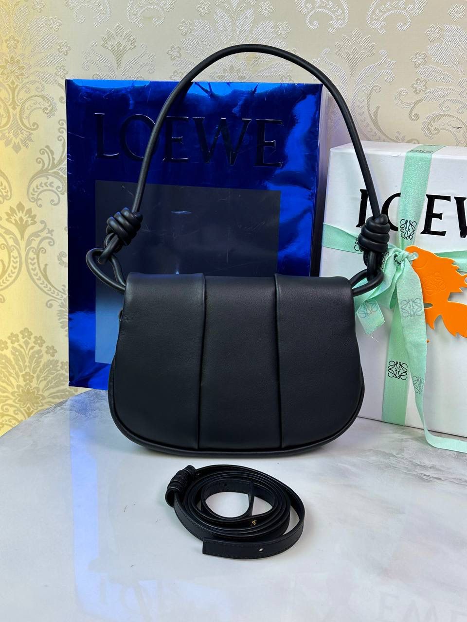 全新*𝙋𝙖𝙨𝙚𝙤 𝙨𝙖𝙩𝙘𝙝𝙚𝙡 手袋🛍️【黑色】 —— 朕品1w7➕😘 （字母链条需另外购买） 尺寸:𝟐𝟓-𝟏𝟕-𝟖𝐜𝐦 编码:062318 ✅做工精致，廓形简洁优雅，独特、柔软的褶襇结构，超轻盈构造，纳帕软牛皮革（里外全皮），顶部饰有flamenco螺旋绳结。 ✅配置双肩带，短手柄肩带可做腋下包不可拆卸，长肩带可肩背可斜挎可拆卸调节，磁扣开合设计，多种背法随心所欲❤