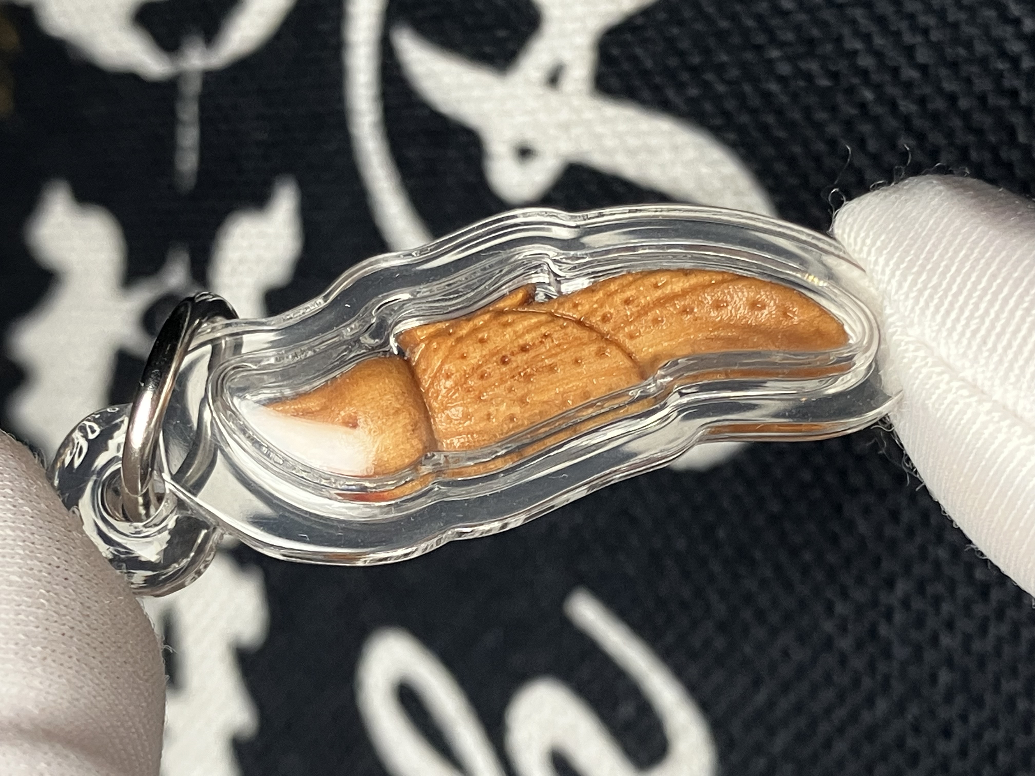 龍婆披贊  百年嫁龍神木 x 古法金舌人緣鳥🪵🕊️  附全高清防水殼｜師父親手寫符｜專屬經文及佩戴方法✨