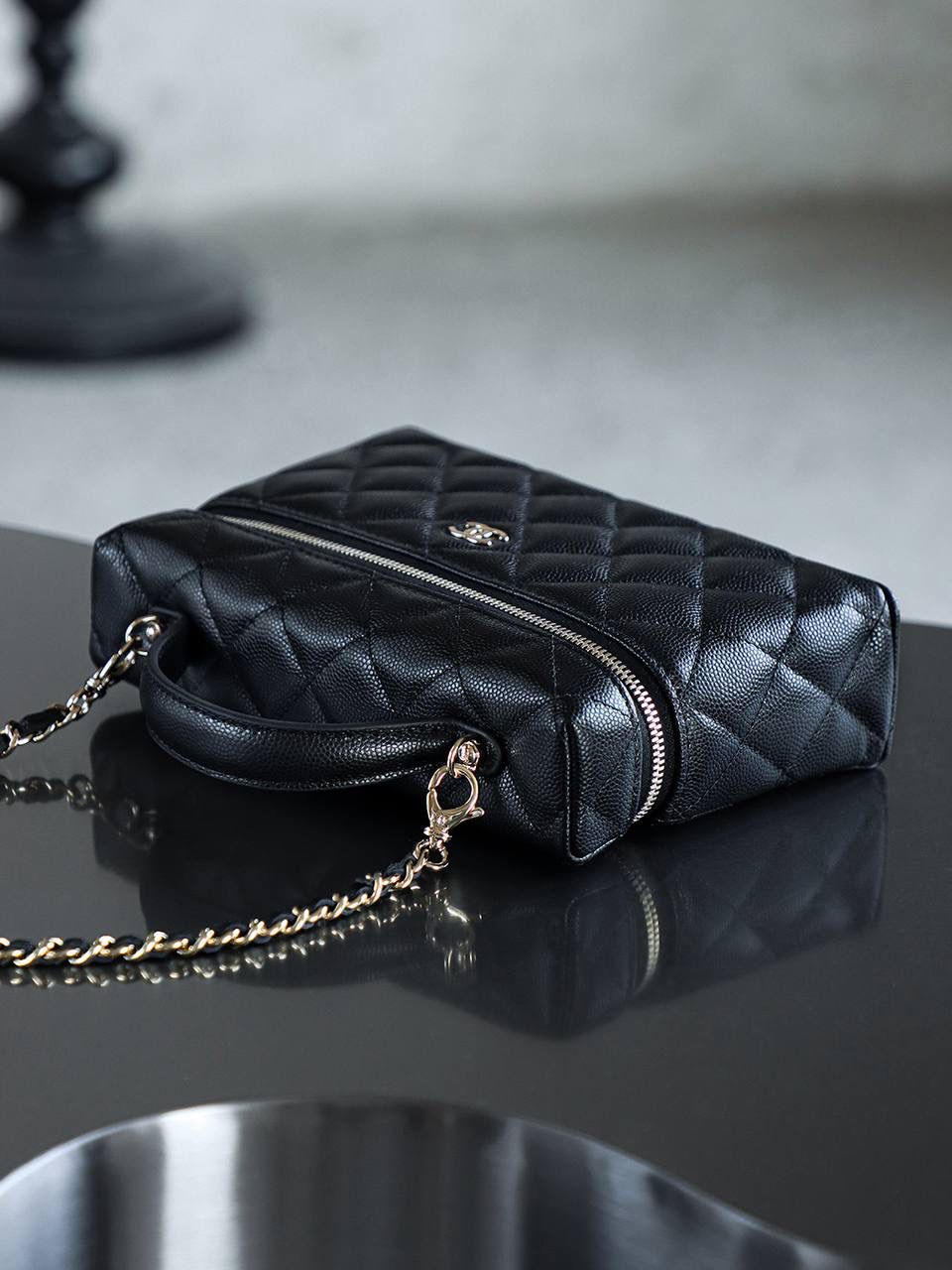 25P飯盒包鑒定版👜 一包一碼 支持全球鑒定查驗身份證原廠專G 三隻羊皮料過關清單資料可査詢 25P系列中的明星單品，lp飯盒包非常輕便，鏈條可拆卸當手拿包！ 小logo很高級，內斂的高級感！ 小而不廢，plus手機妥妥的容納，可甜可酷完美體現！ 五金：全鋼淺金扣 皮料：impala三隻羊中小球 尺寸：17*19.5*5cm