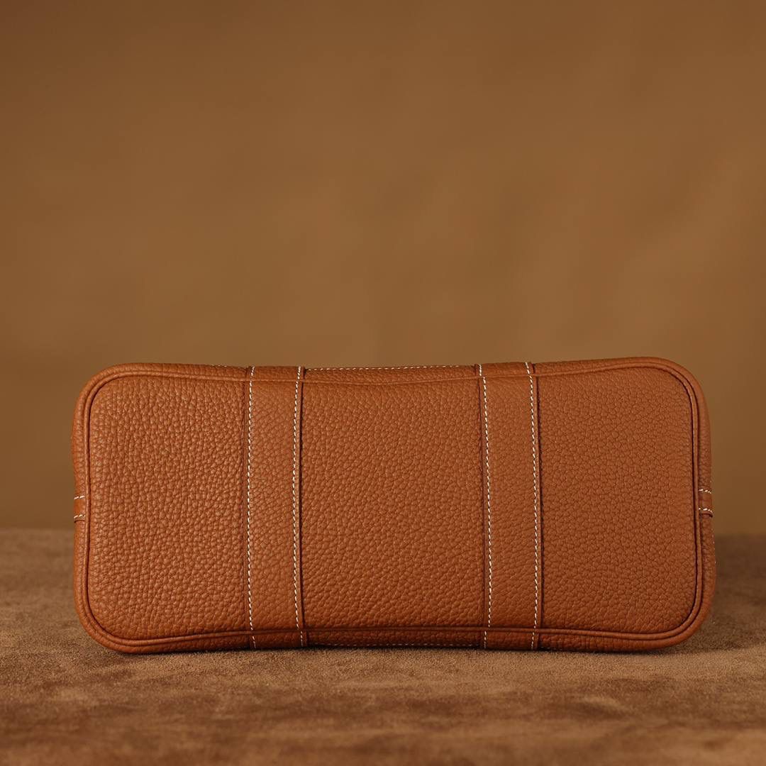 Hermes 爱马仕 Garden Party 30 布配金棕皮花园包👜✨ 尺寸：30*20*13cm 配皮面料是采用法国原厂的Togo皮，纹路清晰，颗粒感饱满，手感细腻，扑鼻而来的香味，爱不释手 版型真的是决绝子 喜欢大包的就入手吧 绝对不后悔的一款大购物袋😍💕