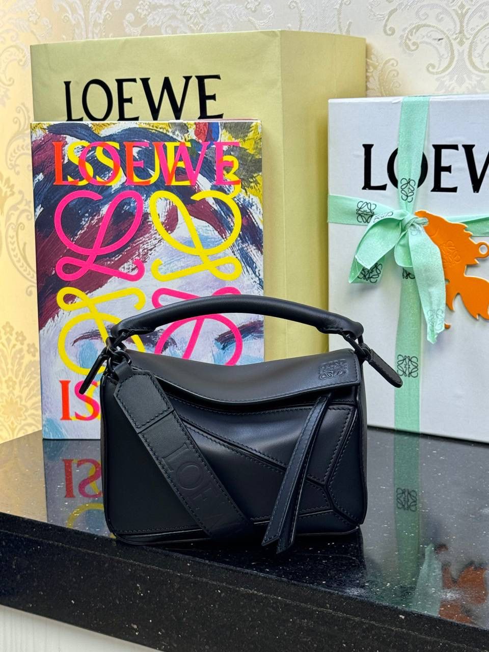 👉🏻小号𝙿𝚞𝚣𝚣𝚕𝚎 【宽肩带】 平纹/Anagram牛皮手袋👜 尺寸:𝟐𝟒-𝟏𝟔.𝟓-𝟏𝟎.𝟓𝐜𝐦 编码:652225黑色 秋冬最新爆款上线啦…⤴️ 从手袋的小牛皮革、缝线、背带的金属环扣，内里内衬细节.都换上了最新的饱和单色系，细腻质感，为手袋增添了不一样的视觉魅力🔅