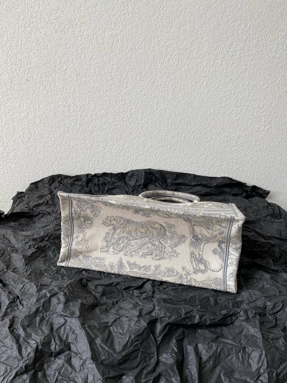 🈶灰老虎，中号 𝗖𝗗 𝗕𝗼𝗼𝗸 𝘁𝗼𝘁𝗲丛林系列购物袋 全手工立体刺绣 凹凸有致 浓厚的复古艺术气息简直是行走的艺术品 🤍 超大容量更是吹爆它 ‼️ 特别适合想把整个家带出门的姑娘 妈咪袋 公文包 旅行出游好帮手 🤟🏻❤️‍🔥 时髦精凹造型必须拥有 36×27×16cm