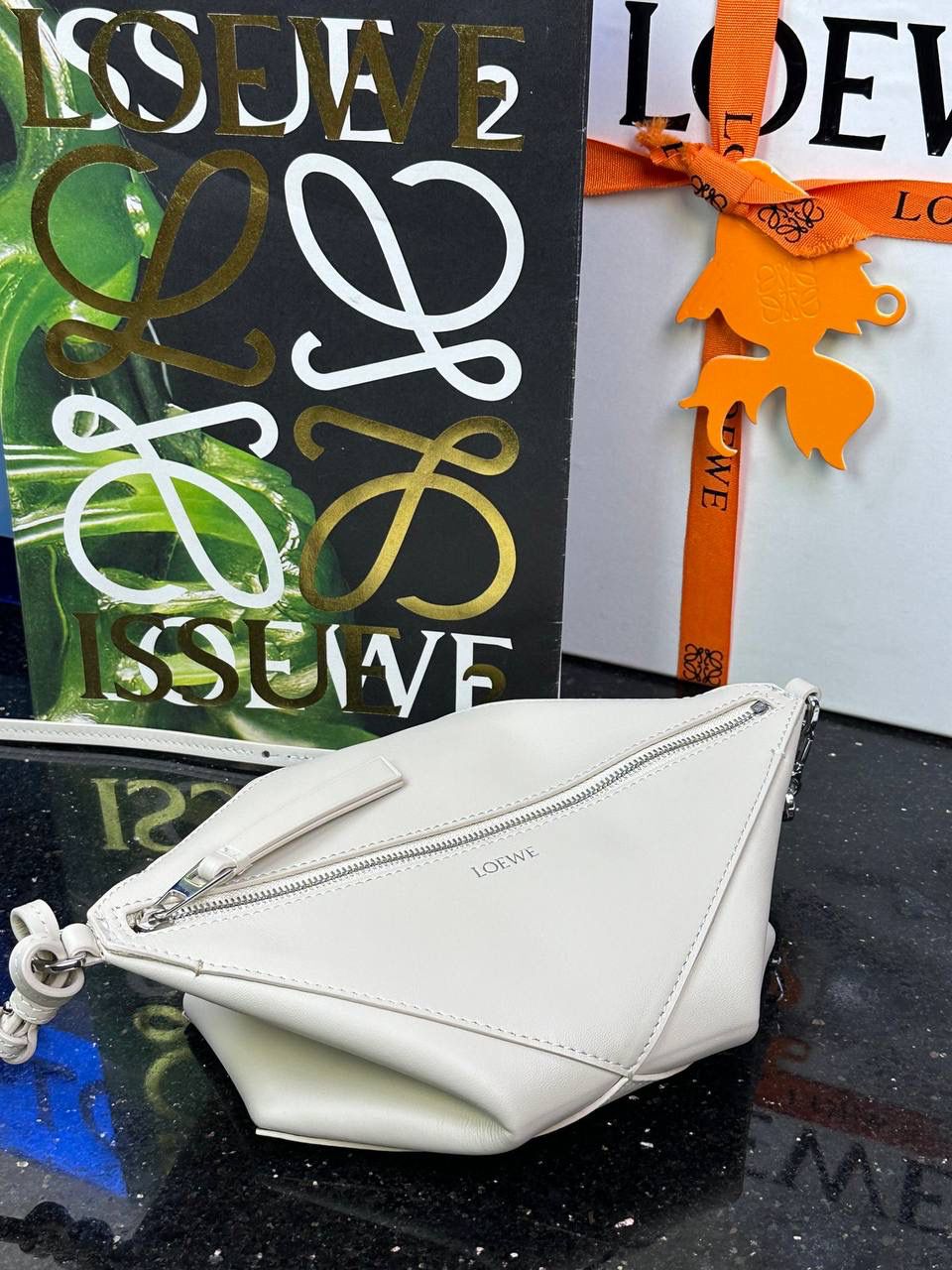 ♥️𝙋𝙪𝙯𝙯𝙡𝙚 𝙁𝙤𝙡𝙙 ——【海盐白】 尺寸：𝟐𝟑-𝟔.𝟓-𝟏𝟓.𝟓𝐜𝐦 编码：522404 🎈经典几何为造型，以及柔软细腻的Napa牛皮，升级为可完全折叠的手拿包。 🎈自带一根🉑拆卸🉑调节的肩带，一包多背，多样化风格，秀场大放异彩😃日常实用性强👌 🎈配全套专柜礼盒🎁，给你满满的仪式感👀