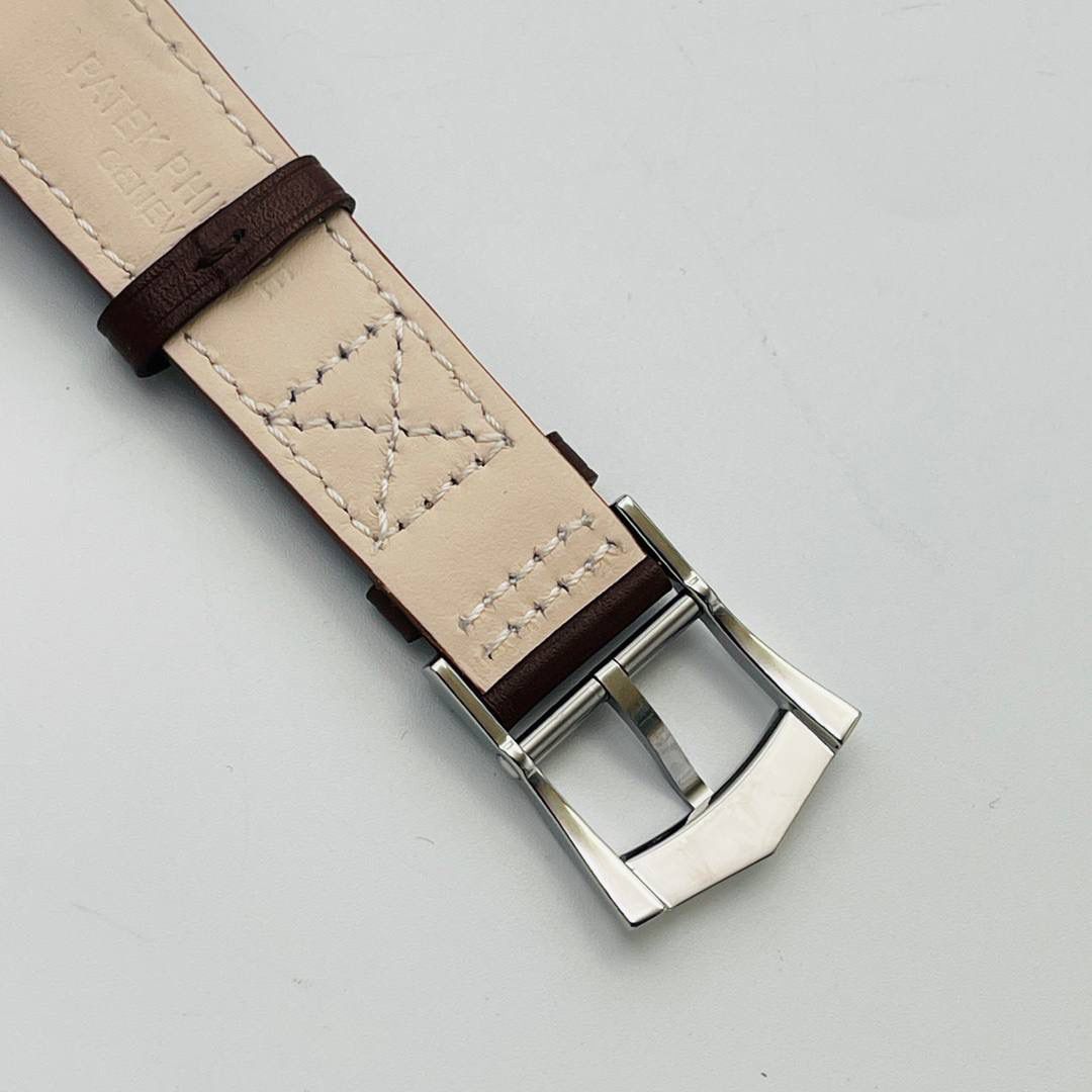 【PP Factory2022匠心大作 墙裂推荐】市场最高版本 百达翡丽双时区功能ref.5524 Calatrava飞行家旅行时间腕表系列惊艳登场！细节方面： 1⃣️【表盘】玫瑰金咖啡表盘和深蓝色涂漆表盘，表面有哑光颗粒质感、精致内敛，阿拉伯荧光涂层字体也同正品一致有立体感，将飞行表易读粗旷的风格渲染到极致。 2⃣️【表壳】同正品一致壳身为42毫米、厚度为11毫米、做工方面也继承百达翡丽的一贯作风、壳身完全镜面抛光处理，光滑细腻、增强其视觉感、在细节方面做到极致。