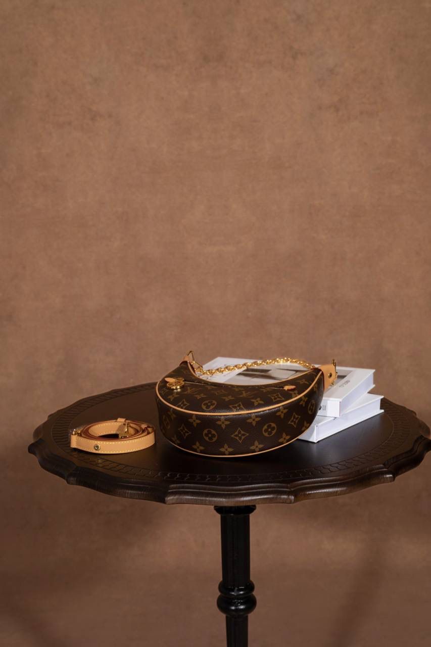 LV豌豆包🎀 这款 LOOP 手袋 灵感来自 LV 档案里的 Croissant 手袋， 在 2022 早春系列 推出～ 半月形＋法棍包造型， 背上身真的很有型，很时尚 😍 包型小巧但很贴身，走路都会跟着身体动，很好看～ 前面还有 拉链口袋 + LV Circle 拉链头， 细节控一定会爱 ❤️