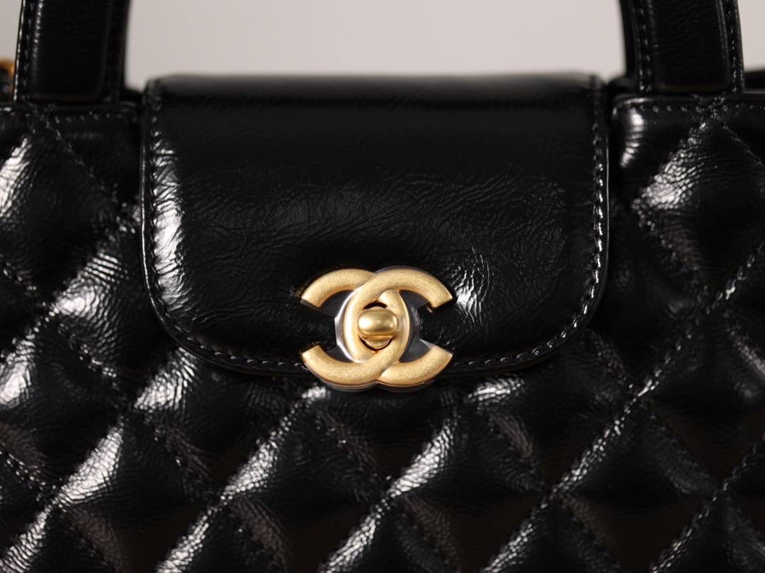 Chanel香奈儿 23k kelly💞👜 独家渠道货 独家纯原油腊金扣皮组装尾单货 尺寸：19cm x 13 cm x 7cm 金标链条带手柄 亮面小牛皮 斜跨单肩手提包 迷你女款黑色bag 原版开发 无原版不开发 每个细节都是对原对版