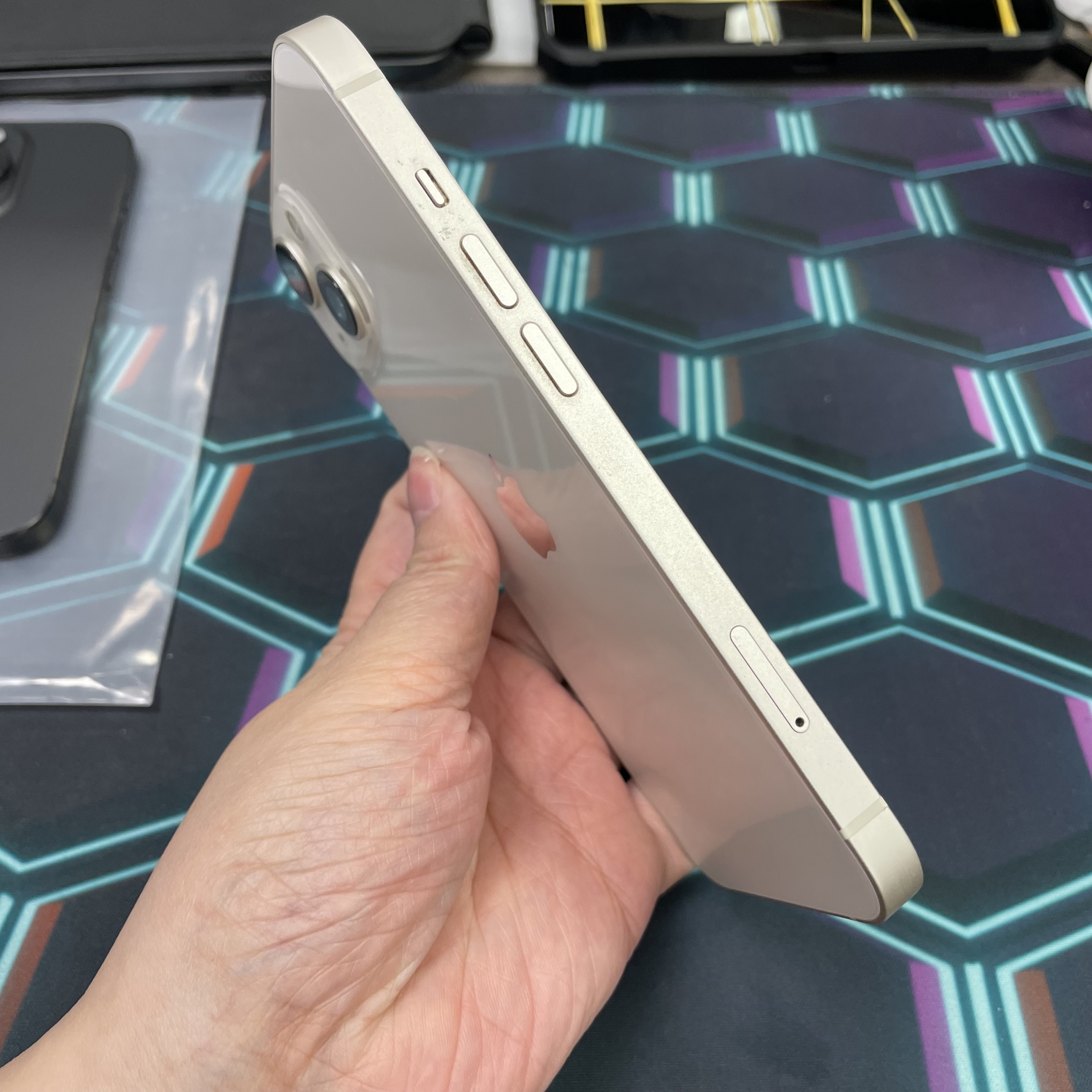 *8144 13 勁靚機 128GB 電76 白色 white