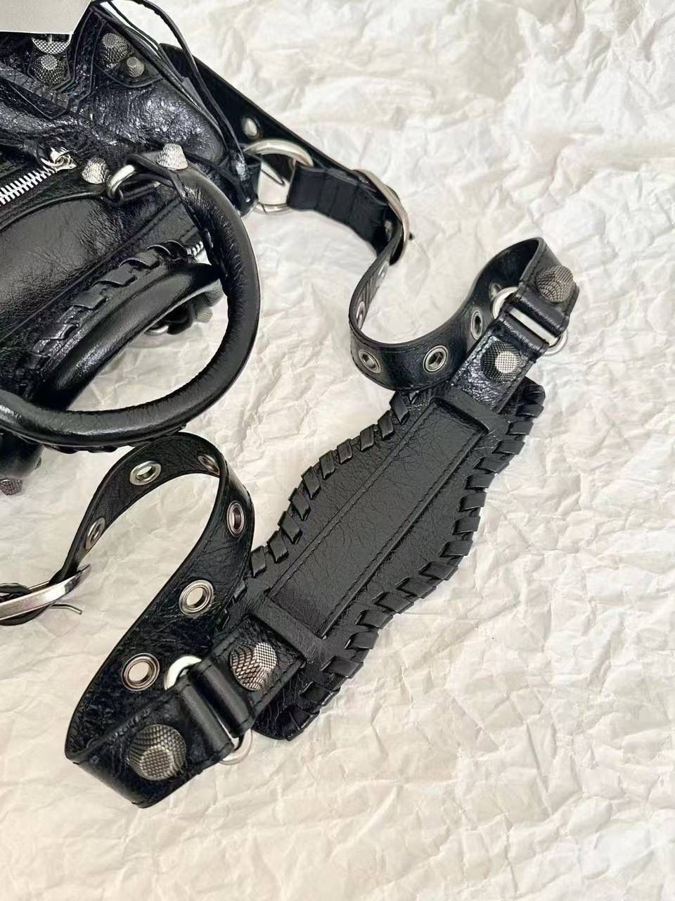 ⏰ ba1enciaga duffle cagole波士顿机车包黑色🖤 机车系列壮哉，又出新款咯～ 这只出来也是一眼爱 波士顿的包型真的不要太实用 手拎有腔调，斜挎也不违和 依旧采用原厂意大利VignolaNobile皮料 你们懂的😎 19.8×14×11.9cm743356m