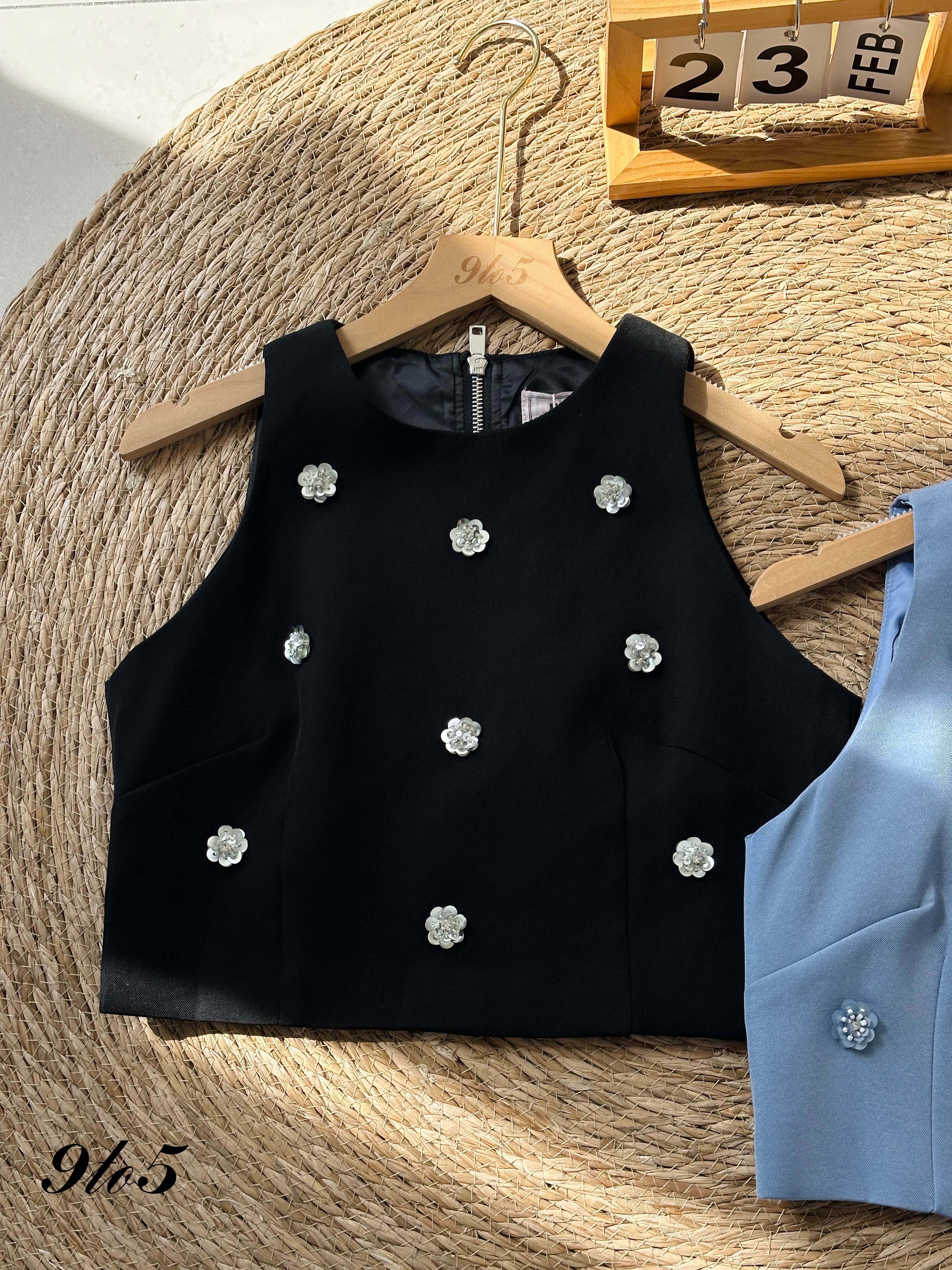 T3960 Sleeveless Floral Crop Top - Black & Blue