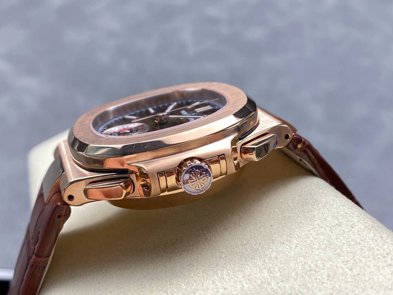 V2版真功能🌐真小秒！3K工厂 百达翡丽鹦鹉螺5980/1A-014多功能计时腕表V2版本，真小秒、真功能！【表壳】腕表尺寸40.5毫米，同正品一致的枕型表壳采用正面拉丝，侧面抛光的两种工艺组合，层次感分明，质感十足。尽显精湛工艺。【表带】采用原装表带一比一量身打造，每节表带的中央抛光部位，都能呈现钻石的形状，尽显高级质感。【机芯】3K厂采用定制版PP.CH28-520机芯，完美还原正品，时分秒，日期，和计时大秒功能。3K匠心之作，欢迎各位表友品鉴🌐