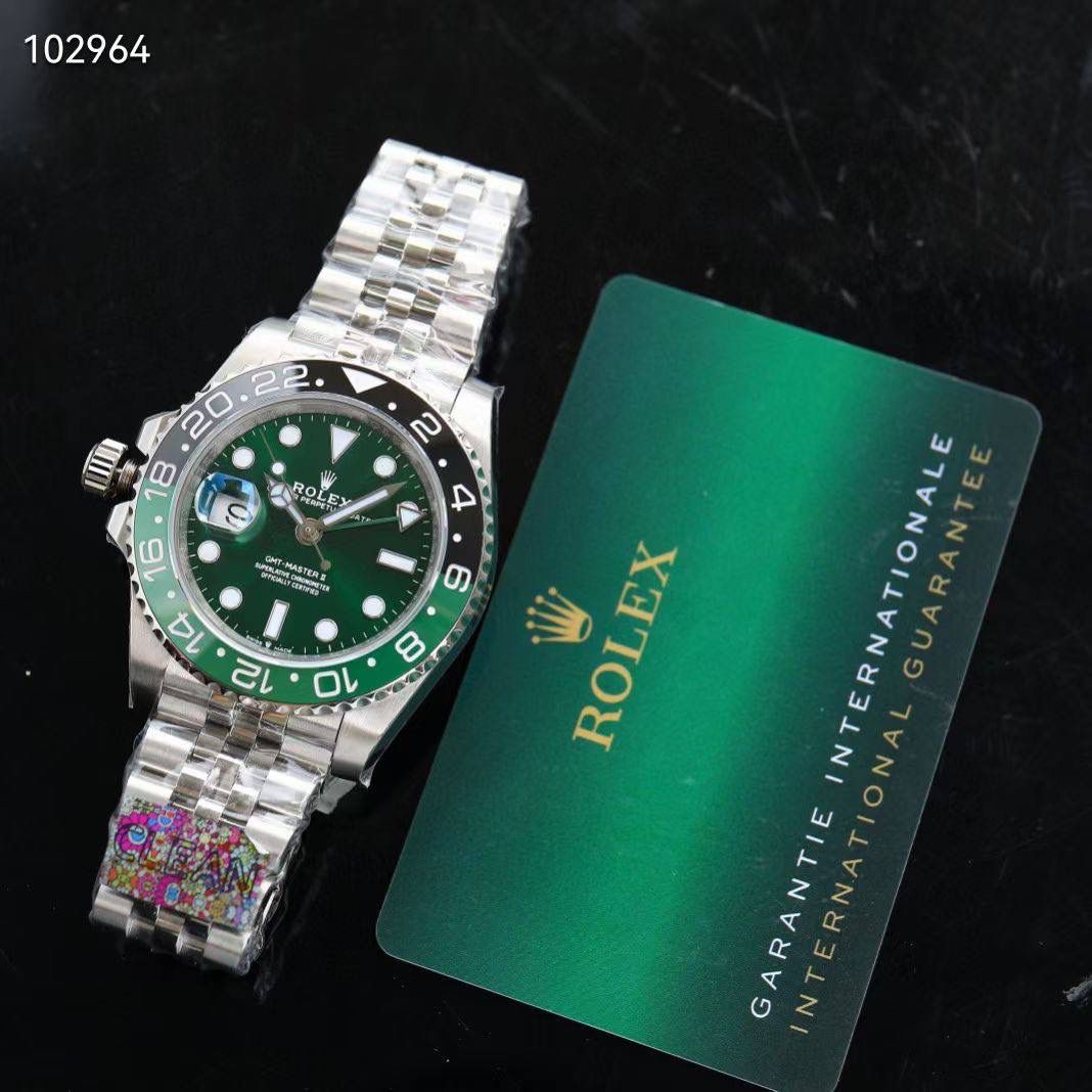 【官网最新 同步更新】 【新品上架 势不可挡】 ROLEX 🎮EA1 顶级好货最新款 新品雪碧 左撇子 GMT Ｖ4 升级版黑绿陶瓷圈电镀白金 +上精致字面表盘电镀白金还原原装品质 显得更加靓丽 震撼上市 钢材采用正宗的进口904L原材料锻造打磨等工序而成，坚持不以普通钢材鱼目混珠的承诺，同步原装搭载3186/2836机-全自动机械机芯，走时精准稳定，专业测试检查，零返修！体现在于如下：1：和原版一样的GMT双时区表针在底部时针上面的第二层，🎮 由下到上的顺序为：时针-双时区针-分钟-秒钟。2：和原版同样通过调试时针快跳调整日历的功能。 3:直径：40mm专用防刮花蓝宝石镜面，“表盘夜光丁采用白金电镀，”更加靓丽高质感，超强夜光效果显示，几乎原装一致，真正王炸 突破技术壁垒 同步原装把头皇冠垂直向上，防水性能超好！🎮