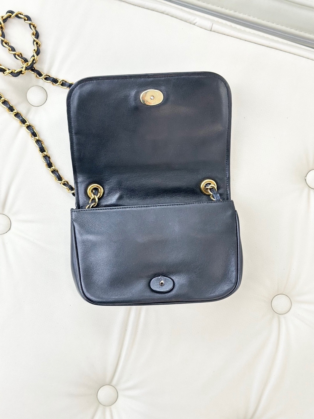 【預訂貨品】Chanel Vintage黑色羊皮金扣woc