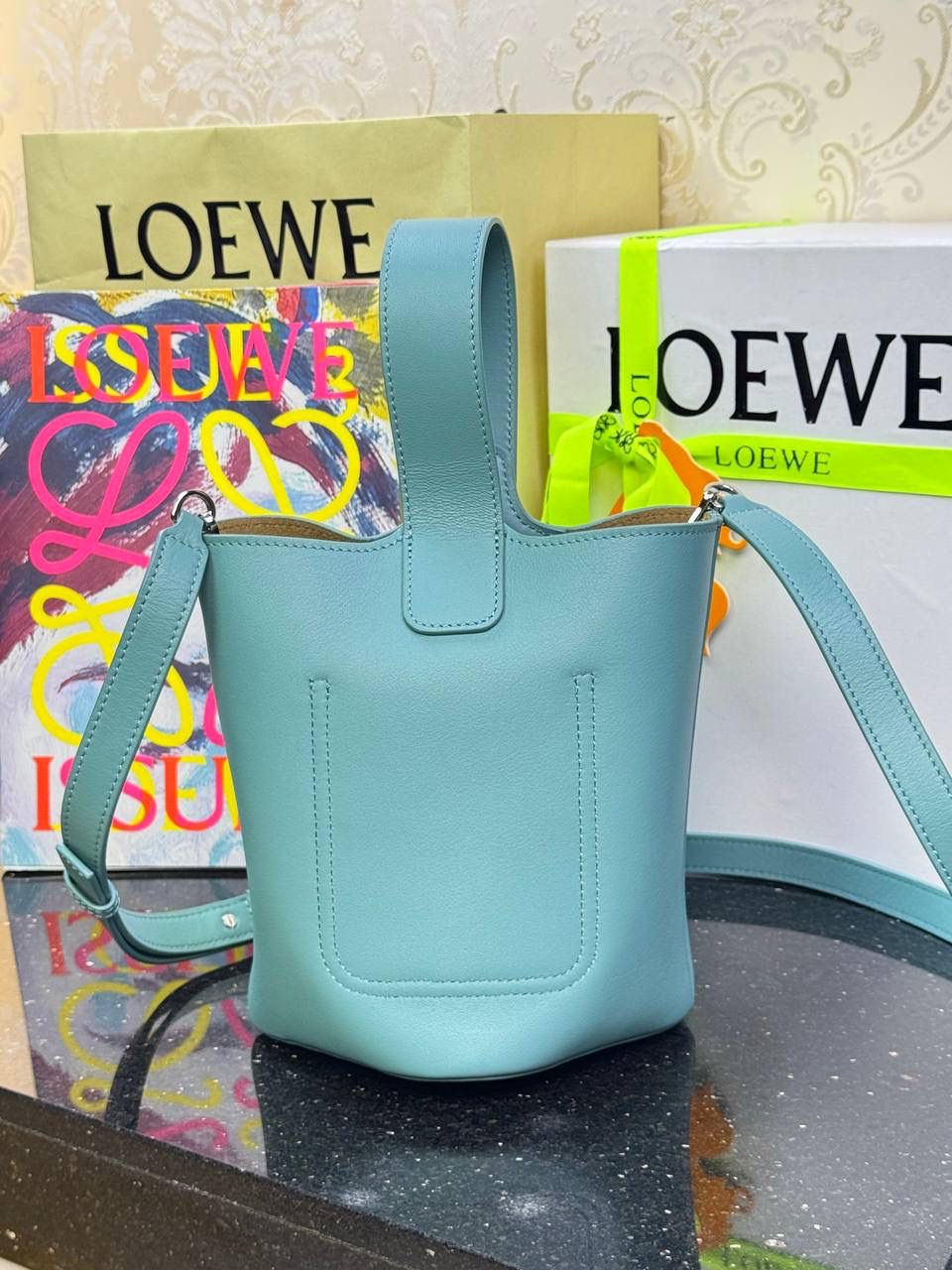 ♥️𝙈𝙞𝙣𝙞 𝙋𝙚𝙗𝙗𝙡𝙚 𝘽𝙪𝙘𝙠𝙚𝙩 ——【水蓝色】 尺寸：𝟏𝟔-𝟏𝟔-𝟗.𝟓𝐜𝐦 编码：062339 🎈标志性Anagram鹅卵石点缀，配以纯粹简约线条以及瞩目设计风格，诠释全新𝙋𝙚𝙗𝙗𝙡𝙚手袋👜 🎈自带一根🉑拆卸🉑调节的肩带，一包多背，多样化风格，秀场大放异彩😀内里容量超大，日常实用性强👌 🎈配全套专柜礼盒🎁，给你满满的仪式感👀