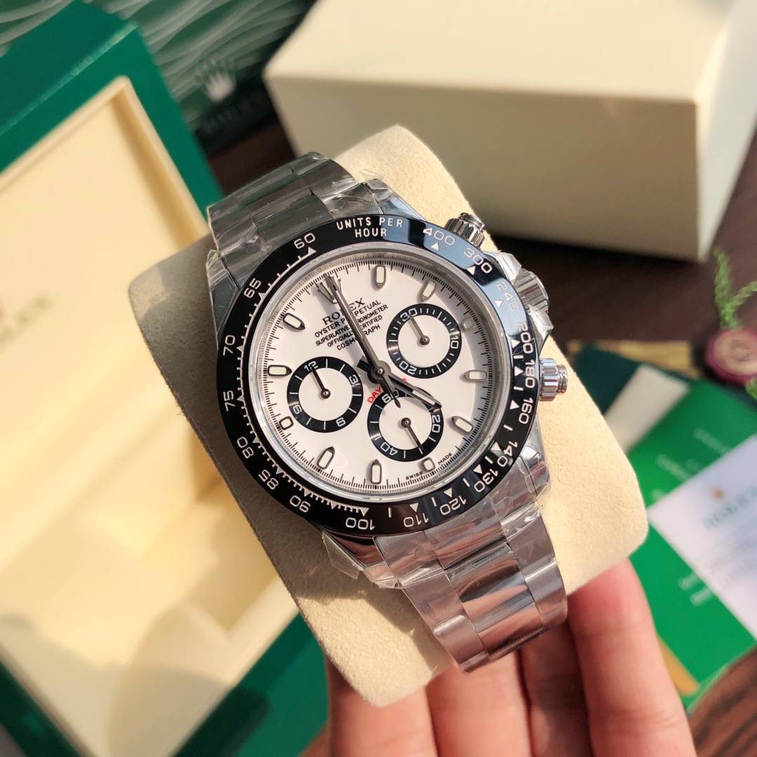 ROLEX 劳力士 迪通拿系列｜匠心之作 ⌚️ 搭载 超级稳定 Cal.4130 机芯，一档调时，计时功能与原装一致（计时秒针＋3/9 位小盘）。 40mm 表径，13.2mm 厚度，目前市面最接近原装比例。 🔥 核心亮点： • 原版开模表壳，结构精准 • 实心陶瓷外圈＋测速刻度，真陶瓷工艺，耐刮不褪色 • 表盘 叠加印刷工艺，字体与 LOGO 微微隆起，质感高级 • 盘面底纹反复校正，色泽与原装高度一致 • 独立开模 金属 Rolex LOGO，立体圆润 • Chromalight 夜光，清晰易读 • 平面蓝宝石镜面，无重影、抗刮耐磨 • 6 点位防伪小皇冠 👑 细节到位 • 表扣采用进口精钢 1:1 散件打磨，钢印、保险环全面对标原装 配 全套顶级包装📦