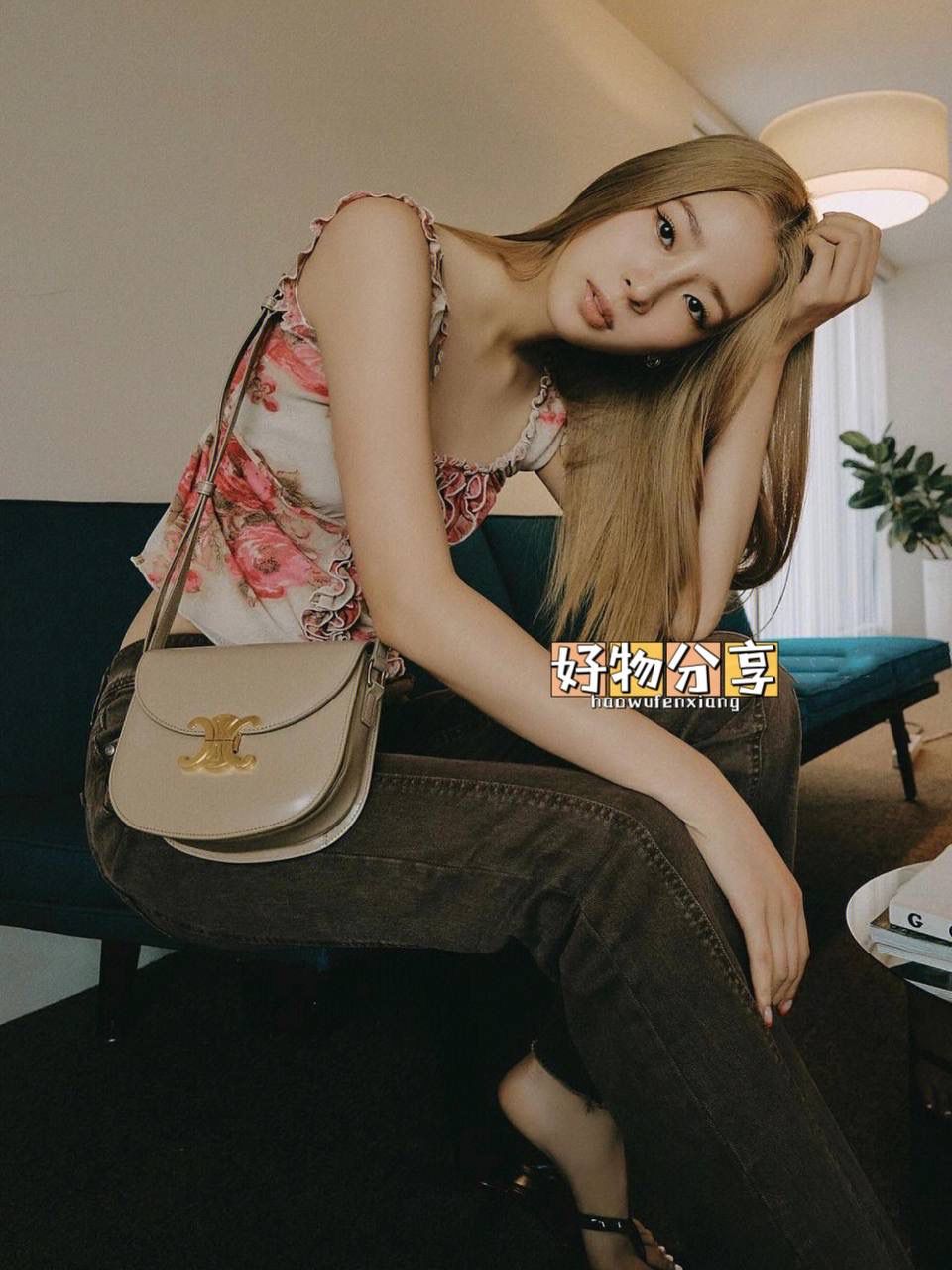 🔥大货实拍图 𝗖𝗘𝗟𝗜𝗡𝗘 ♥ 𝗧𝗘𝗘𝗡 𝗕𝗘𝗦𝗔𝗖𝗘肩带马鞍 型号：110413 尺寸：18.5*16*6cm 𝗖𝗘𝗟𝗜𝗡𝗘 𝟮𝟮秋季最新款Teen Besace凯旋门系列手袋，更俏皮活泼的包身设计与凯旋门金属标志完美结合，打造独一无二的时尚品味。