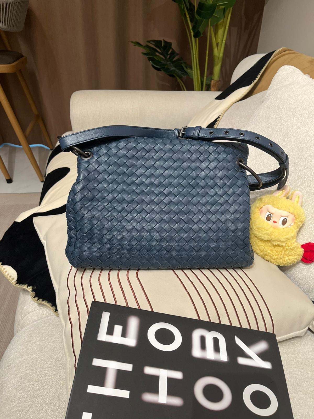 Bottega Veneta BV Shoulder Bag 深藍色小羊皮 100%Authentic, 95%new ✅dust bag