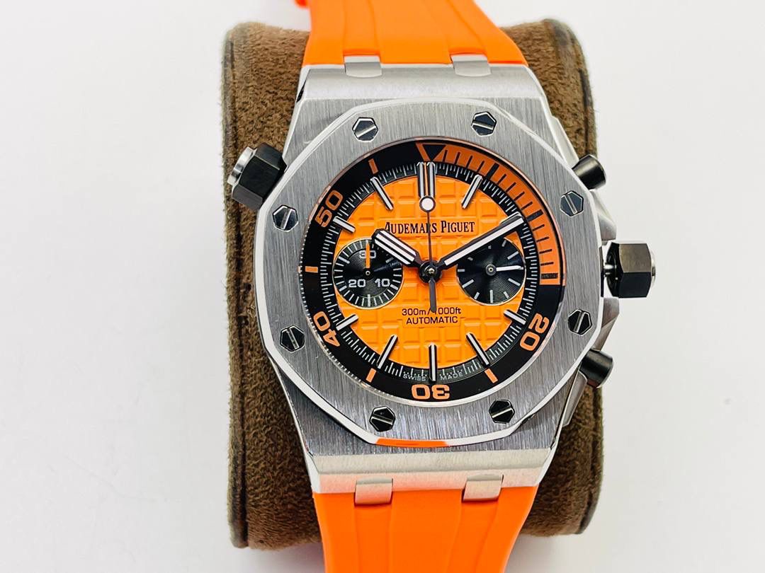 爱彼A P皇家橡树系列水果腕表！ 型号：26703 跑秒计时自动机械男表！搭载原版cal.3124机芯 直径：42MM！ 1⃣️表壳材质选用的904L精钢，经过CNC一次成型锻造了42MM的表径，表壳在经过拉丝工艺多次打磨抛光后做到了无懈可击，包括螺钉也一致还原！ 2⃣️表盘字面格纹错落有致，立体感很强。刻度线粗细程度以及长短均与正品保持一致。条钉时标内部填充超强夜光材料。两组小圆盘对称分布，就像两只小眼睛。盘面内有一圈一圈的放大环，细节处理很到位。 3⃣️橡胶表带表面的磨砂质感很强.采用无味不沾灰尘的进口橡胶，只为提高佩戴的舒适感！ 4⃣️前后玻璃都采用蓝宝石水晶镜面玻璃，镜面通透性也很强。这款腕表采用3124机芯，做到了外观和正品的极其相似，走时精准稳定！