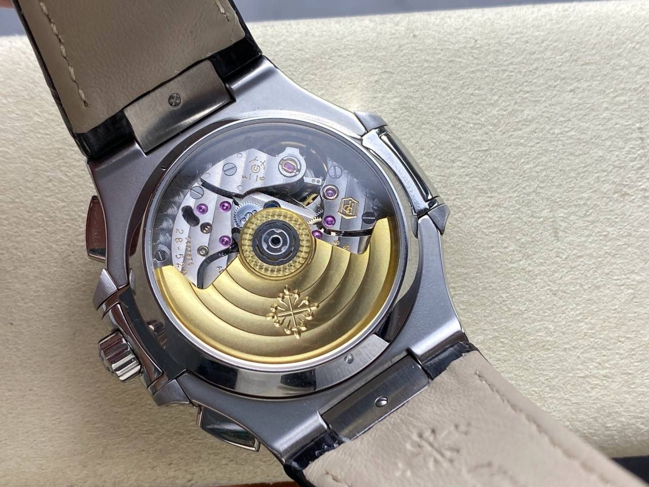 V2版真功能🌐真小秒！3K工厂 百达翡丽鹦鹉螺5980/1A-014多功能计时腕表V2版本，真小秒、真功能！【表壳】腕表尺寸40.5毫米，同正品一致的枕型表壳采用正面拉丝，侧面抛光的两种工艺组合，层次感分明，质感十足。尽显精湛工艺。【表带】采用原装表带一比一量身打造，每节表带的中央抛光部位，都能呈现钻石的形状，尽显高级质感。【机芯】3K厂采用定制版PP.CH28-520机芯，完美还原正品，时分秒，日期，和计时大秒功能。3K匠心之作，欢迎各位表友品鉴🌐