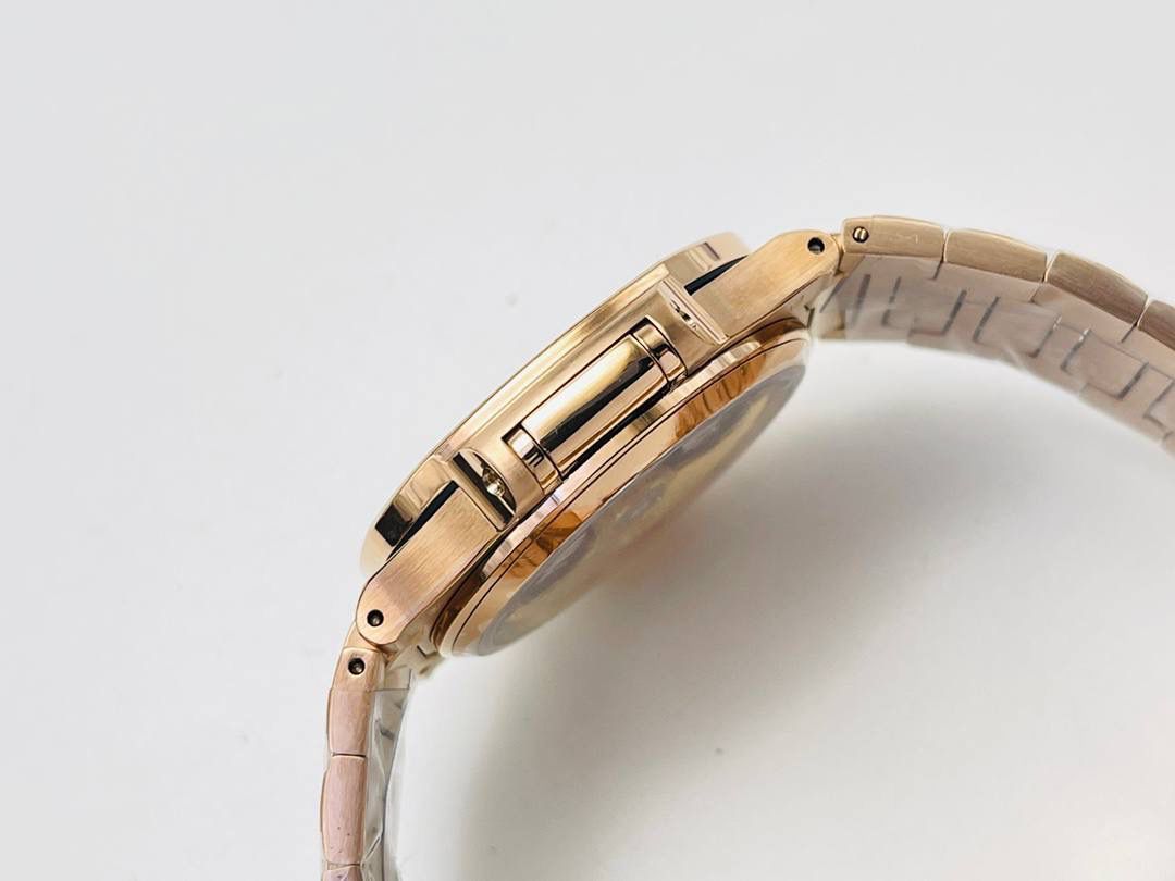 【2023墙裂推荐 强势来袭】 🔥百达翡丽Nautilus女式腕表推出全新珠宝款式腕表！ 🉐️赠送价值💰288旅行便捷定制手表表盒！ 1⃣️八角形表圈镶饰双排68颗长形锰铝榴石，呈现自干邑色(12时和6时位置)至香槟色(9时和3时位置)的双重渐变效果。表盘镶嵌尖顶形干邑色锰铝榴石时标。光影流转之间，这款珍稀杰作尽展现代韵致。 2⃣️表盘饰以Nautilus女式腕表特有的波纹图案，确保清晰易辨，体现百达翡丽对可读性的追求，即便是珠宝腕表也不例外。 3⃣️腕表定制9015改324SC自动上弦机械机芯 机芯视窗式日期显示。中心大秒针。 4⃣️表盘镀玫瑰金表盘，“波纹”图案，尖顶形干邑色锰铝榴石时标。 5⃣️表壳玫瑰金。蓝宝石水晶透盖。防水系数60米。 6⃣️直径(10时至4时位置):35.2毫米，同步正品！ 7⃣️表带玫瑰金新扣款式！ 匠心力作 欢迎各位表友品鉴！