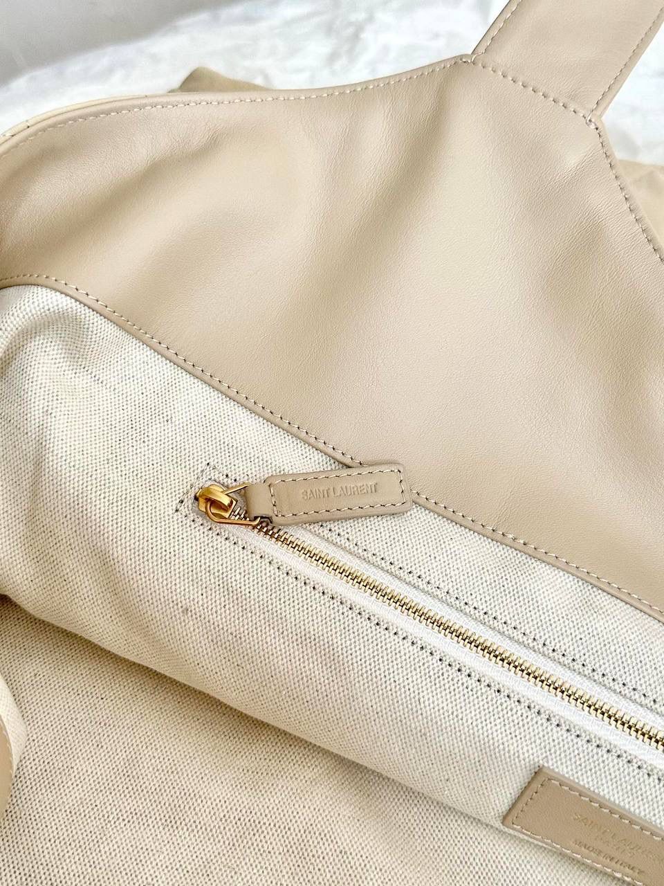 销量王🔥 ys1 Icare bag超大tote绒面奶油白 超级爆款出新色啦 它没有像普通款式那样直接用白色 而是用的奶黄色的奶油白 而且！换了绒面的小牛皮(非羊皮) 超夸张的大logo很酷，奶油白又很嗲 这个更换很有意思～～ 我觉得它的出现真的很及时 现在女性的觉知，大女人的一面被唤醒 是时候需要这么一个大包来向世界宣判个性与独立了！