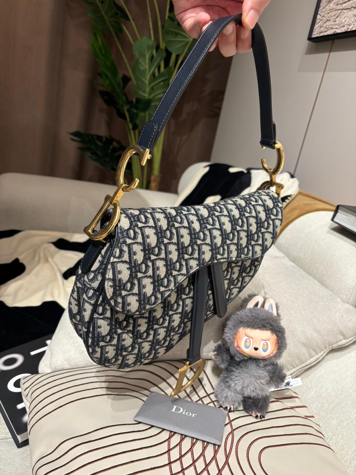 Dior Saddle Medium Hogo Bag 100%Authentic, 98%New ✅ certificate ✅Dust bag ✅Box