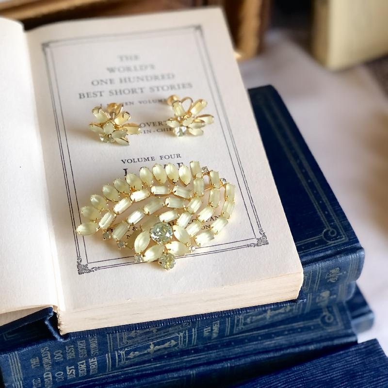 Vintage 1950s Light Yellow Frosted Glass Brooch & Screwback Earrings Set (MT1309)