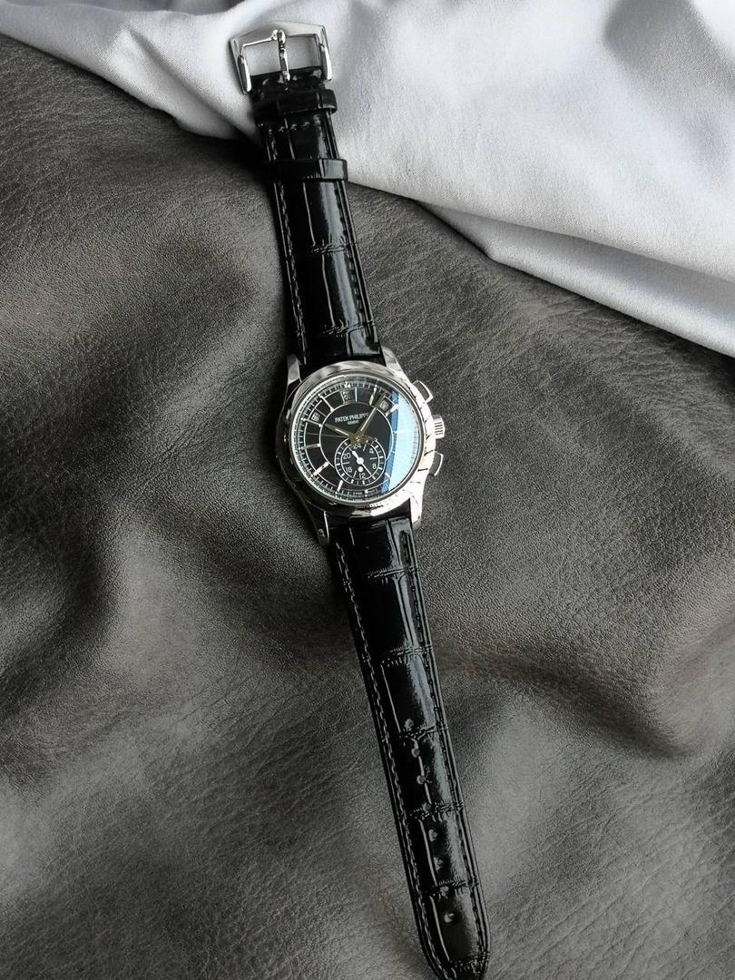 2024墙裂推荐 重金打造经典时计】——百达.翡丽复杂功能系列5905R-010重磅登场，迄今推出的首款Nautilus复杂腕表，以超复杂的工艺技术打造休闲运动腕表。 1⃣️小身板大能量：尽揽以下功能∶12点位日历功能 10点位星期功能 2点位星期功能 6点位24小时。所有功能都可正常使用。 2⃣️机芯采用复刻版Cal.240自动上链机芯，在实现外观的逼真前提下，功能一并完美诠释。 3⃣️改装大师独立制表人，倾情参与定制改装表盘颜色，给予独一无二的腕表增添有趣的灵魂！ 匠心力作 欢迎各位表友品鉴！