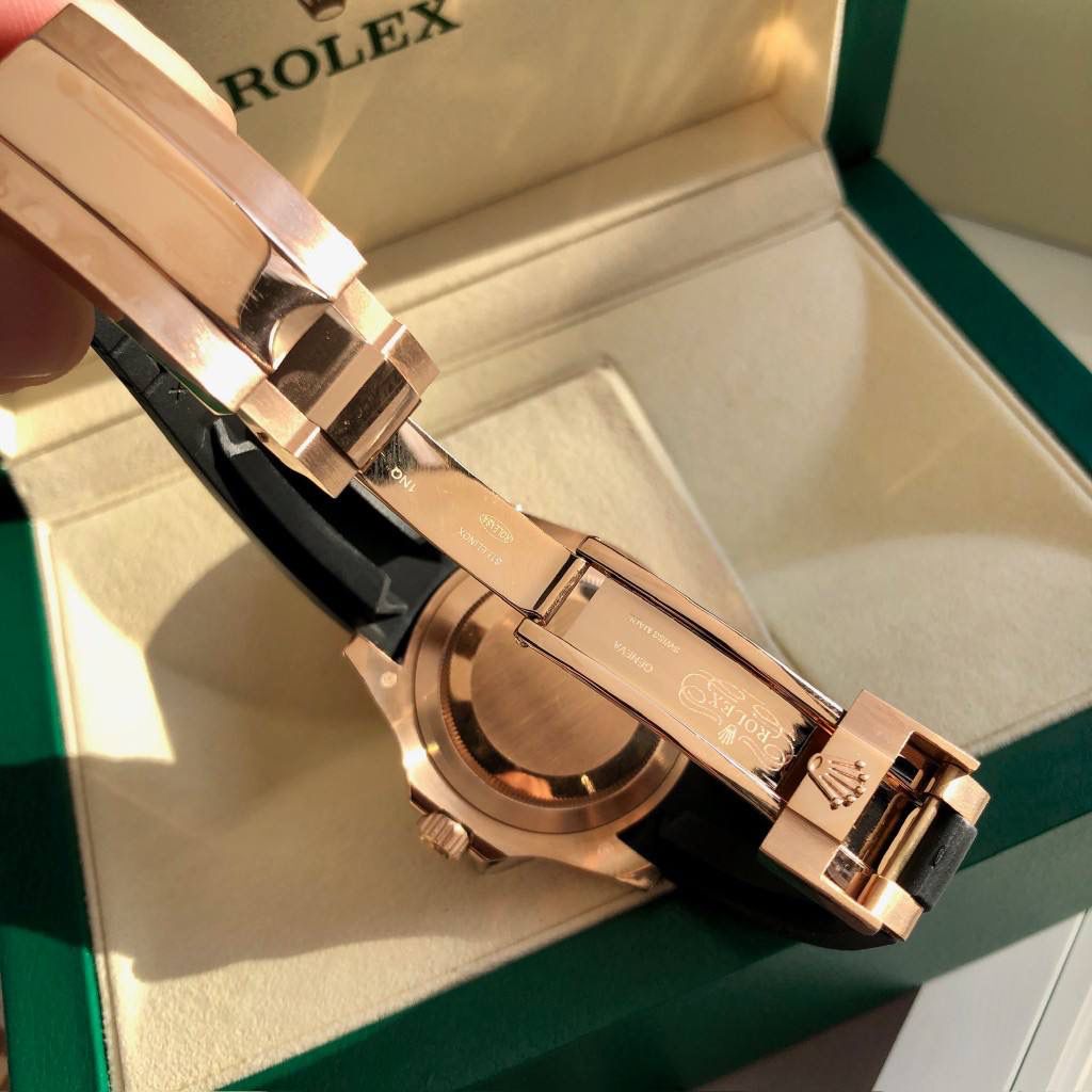 【经典名仕 一劳永逸】劳家爆款游艇名仕型系列m126655-0005男士腕表40mm钻面游艇出货，继续秉承AD家族优质特色、独家出品一表一码，三码合一 【机芯】搭载AD专注而制0️⃣返修、💯全新原装西铁城8215全自动机械机芯，走时精准，性能优异，动力储备高达48小时 【表壳】316L精钢表壳 高端同步防指纹[强]陶瓷圈口原版同步双向旋转，完美呈现与原版一致的弧度、光泽，超强高密度矿物质玻璃镜面，精致的做工完美秉承原装的潜水游泳🏊‍♀️性能 【字面】大厂同步超强夜光，夜光刻度、表针无瑕疵斑点、晶莹剔透，细节同步正品，内影圈刻字清晰，字体匀称 【表带】采用进口硅胶原版同步胶带搭配316精钢可调节表扣