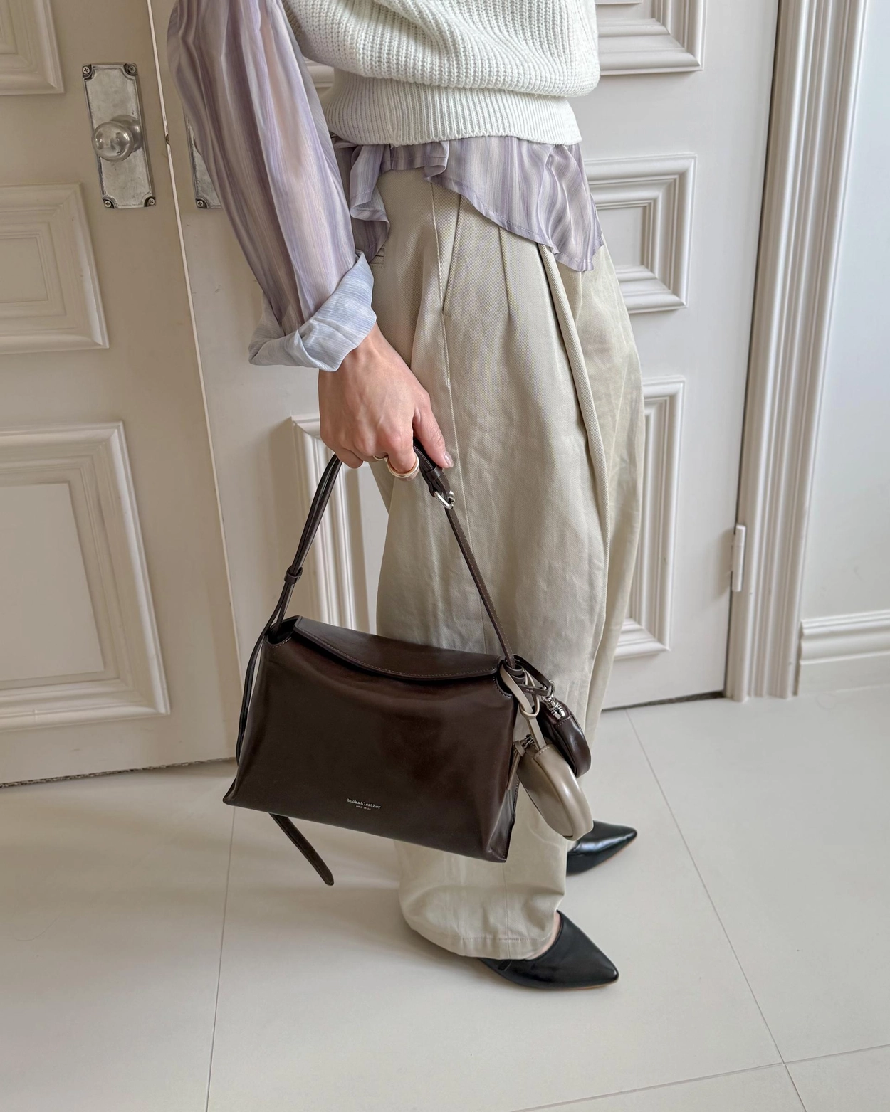 【26SS新皮】預訂_牛皮亮面 Bread bag 磁吸枕頭包 (M) By Bucks & leather