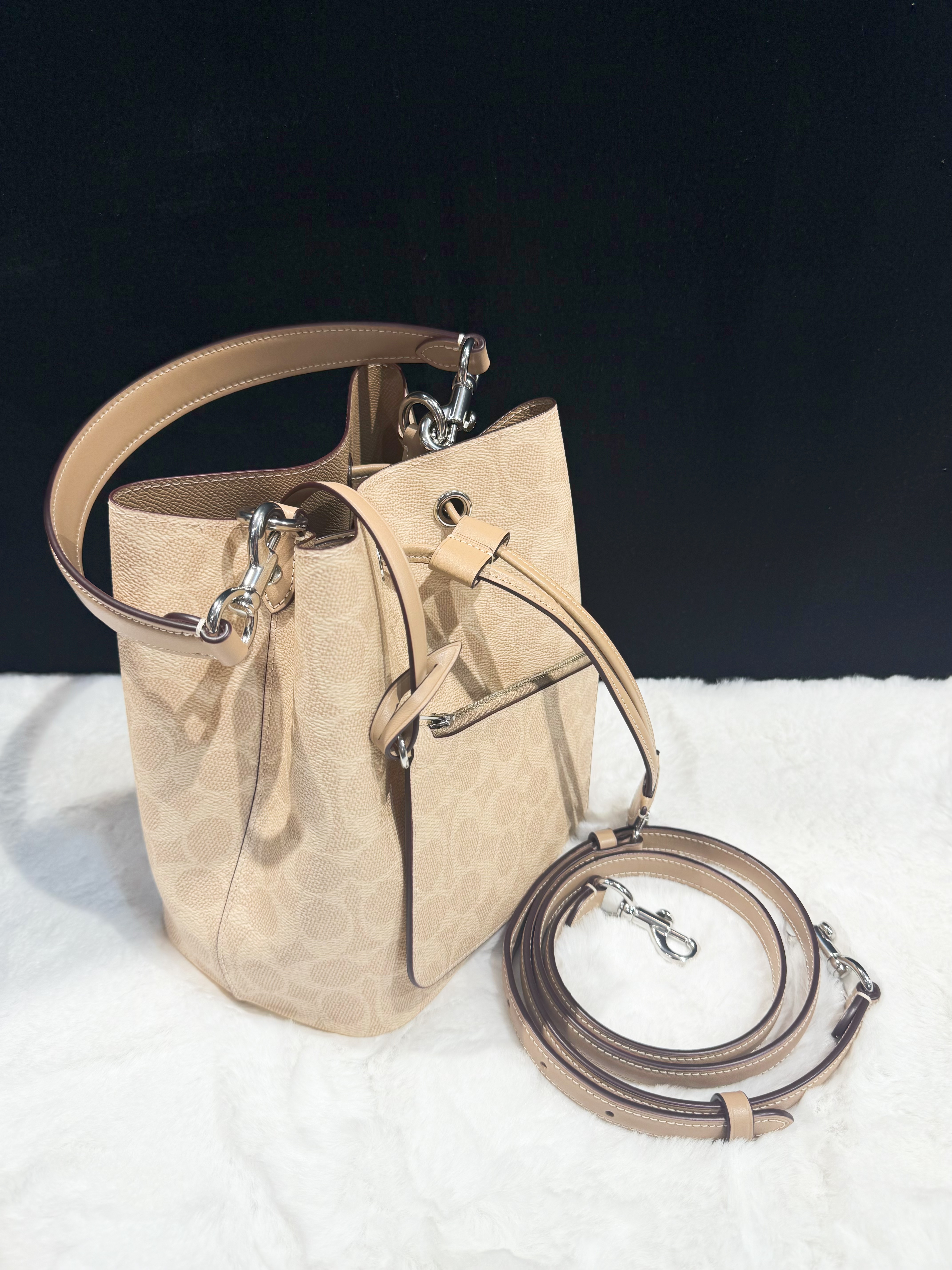 Coach Rowan bucket milk tea/m