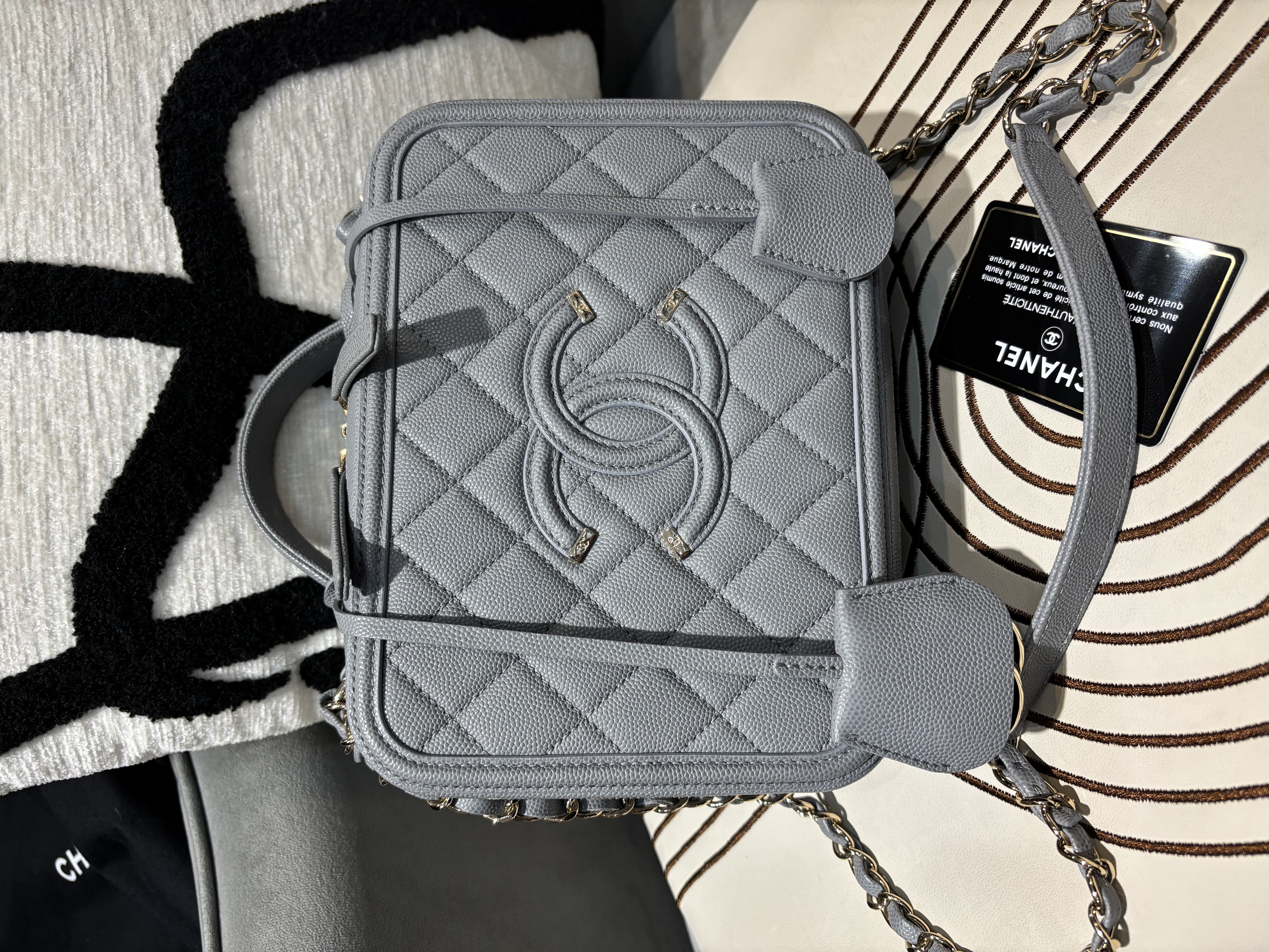 Chanel CC Filigree Shoulder Bag Grey 100%Authentic, 95%New ☑️29Card☑️Dust bag