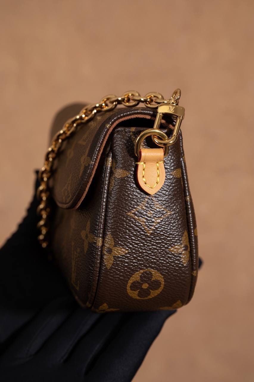 𝐖𝐀𝐋𝐋𝐄𝐓 𝐎𝐍 𝐂𝐇𝐀𝐈𝐍 𝐈𝐕𝐘😍 ▪️【上身图 供参考▪️】背上这款包包，瞬间化身精致的时髦精。它的设计造型时尚百搭，随意搭配都是颜值天花板🥹💕 双链条设计可单肩可斜挎✅ Size：23.5 × 12 × 4.3 cm 人气法宝系列💕 Ivy WOC 属于精致又时髦的小包款，整体设计真的可以说是 yyds❤️‍🔥❤️‍🔥 采用双链条设计，可单肩背 / 斜挎，多种精致又时尚的元素组合在一起，春夏秋冬四季都非常好搭🤩