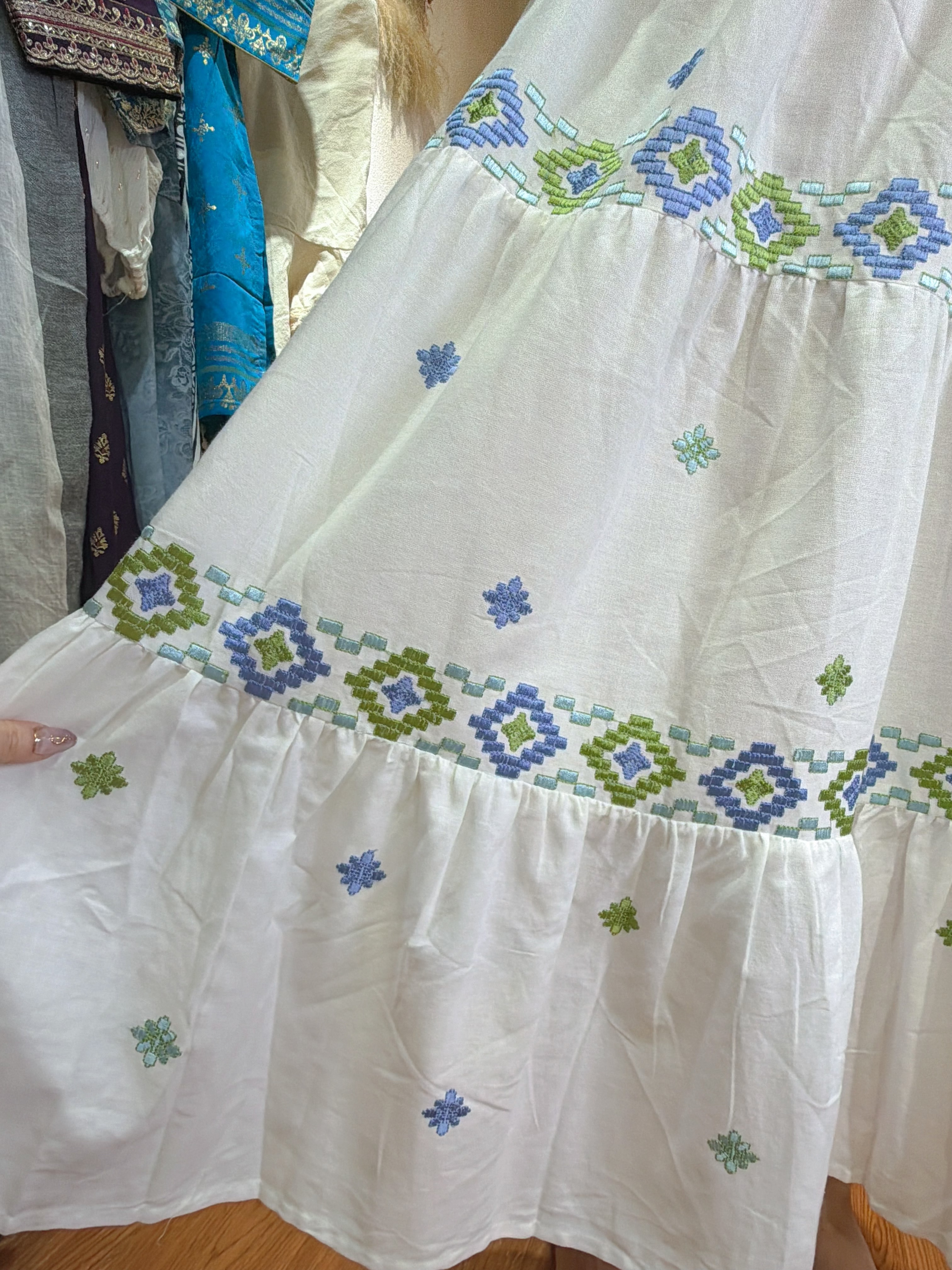 2131 White Cotton Emb 3 Layers OP 48"