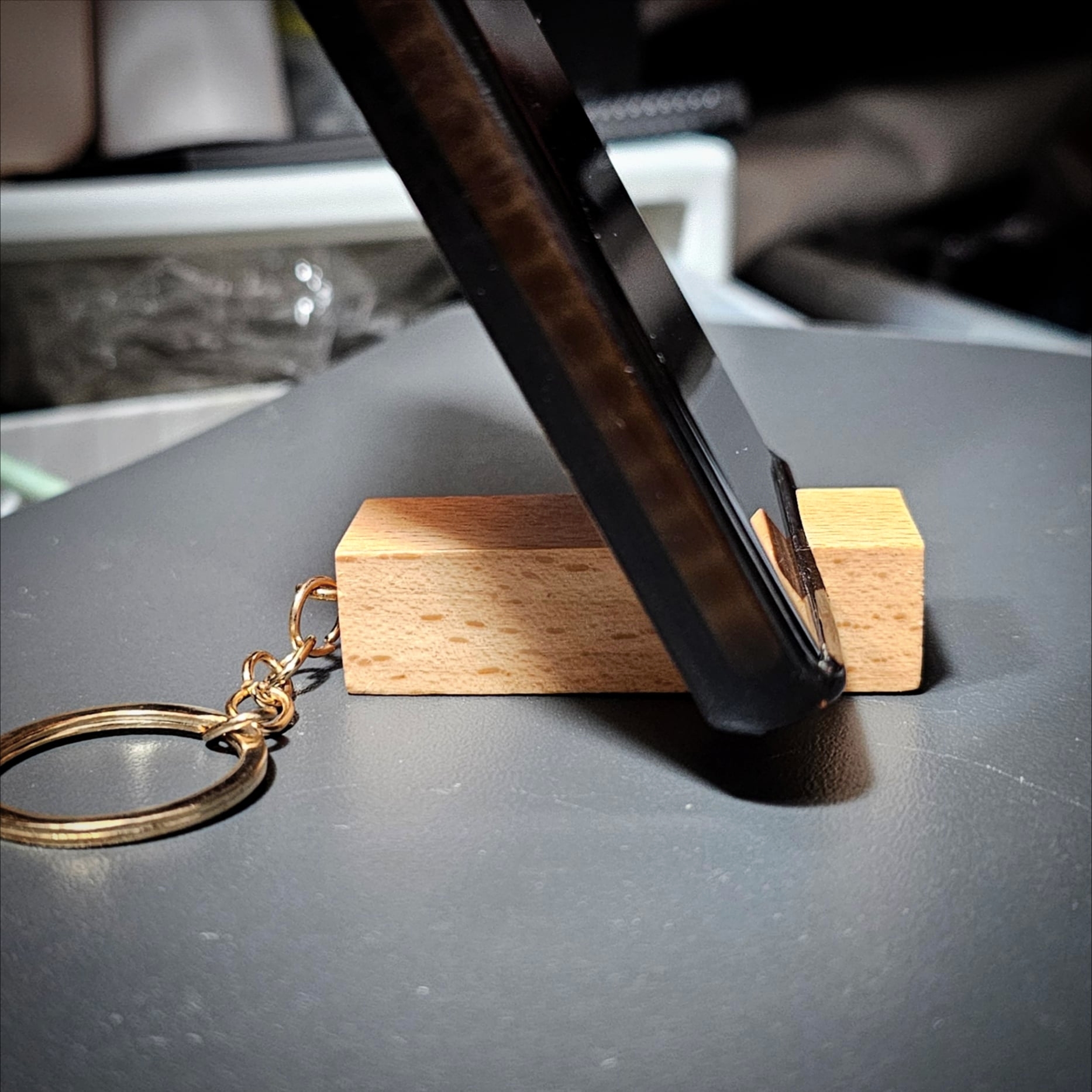 HONGKONGER 實木多功能便攜手機座匙扣 (可客製化雕刻)