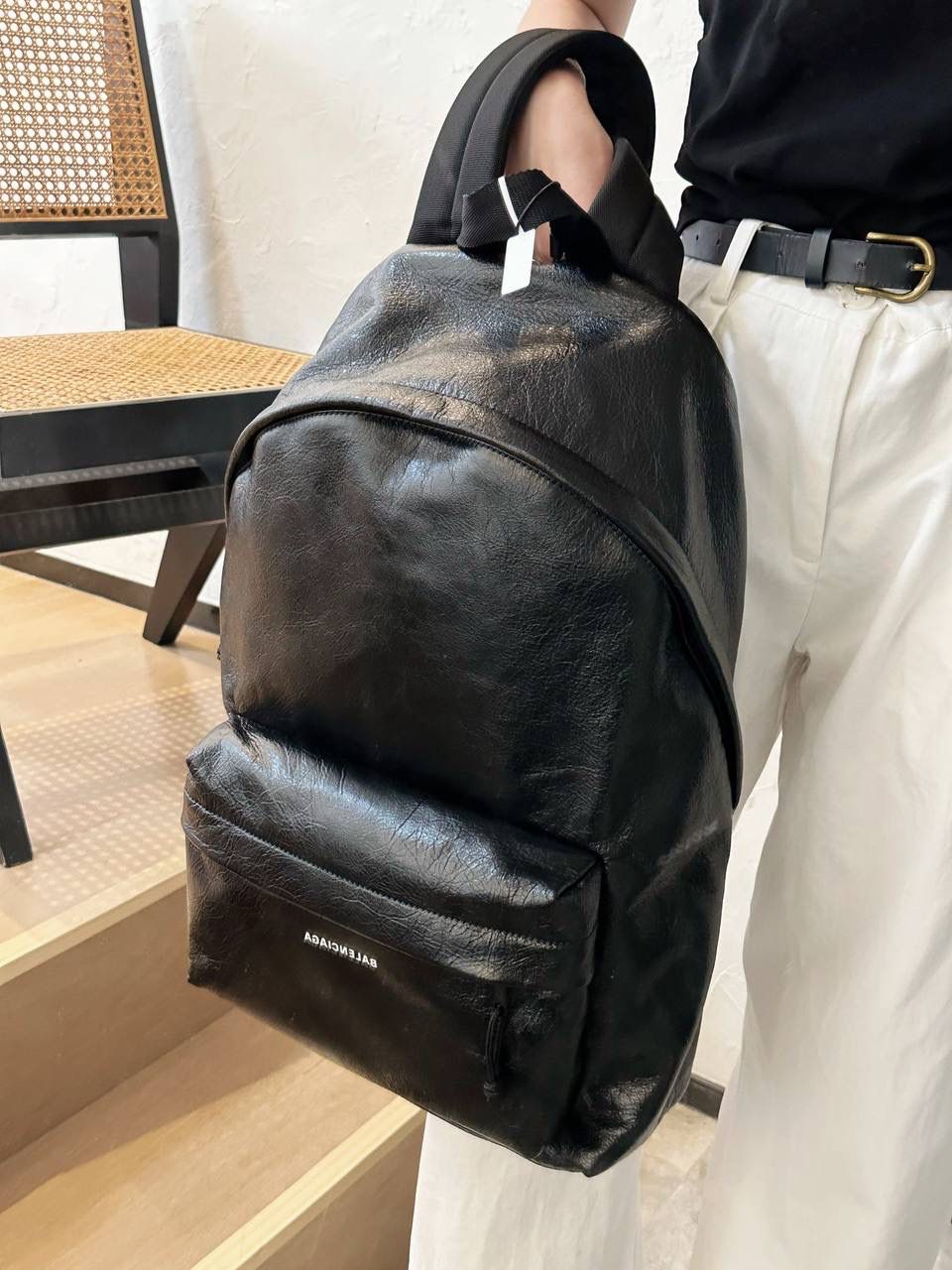 ba1enciaga explore 双肩包👣 其实日常就想背一个简单实用的双肩 而且质感还是需要好一些的，并且低调百搭的 这只explore 一定是一百分的 不出挑的版型真的很适合i人哈哈哈 电脑书本杂志通通都放得进 容量也是无敌大的，而且自重还轻哦～ 47×34.8×19.8cm503221m