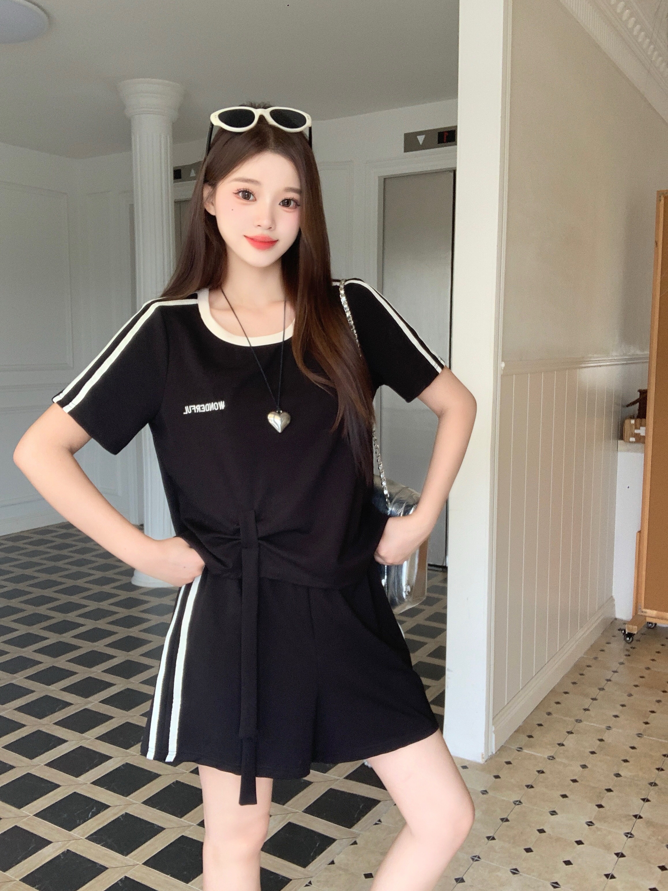 B259(64865) 韩版休闲风WONDERFUL撞色条纹边下摆飘带上衣与短裤黑套装