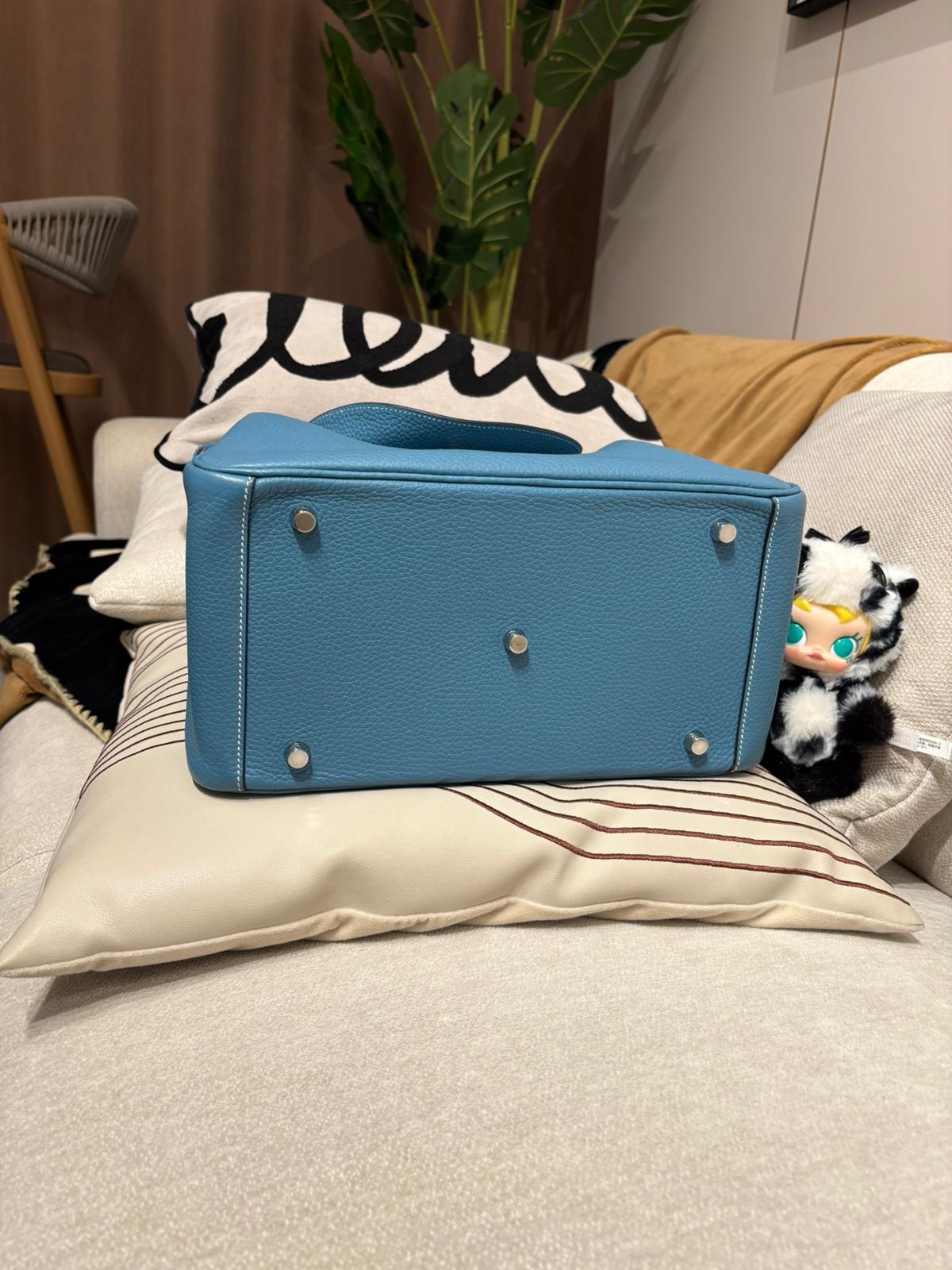 Hermes Lindy 30,BLUE JEAN 牛仔藍 Stamp T 100%Authentic ,98%new  ✅dust bag✅rain coat✅box 