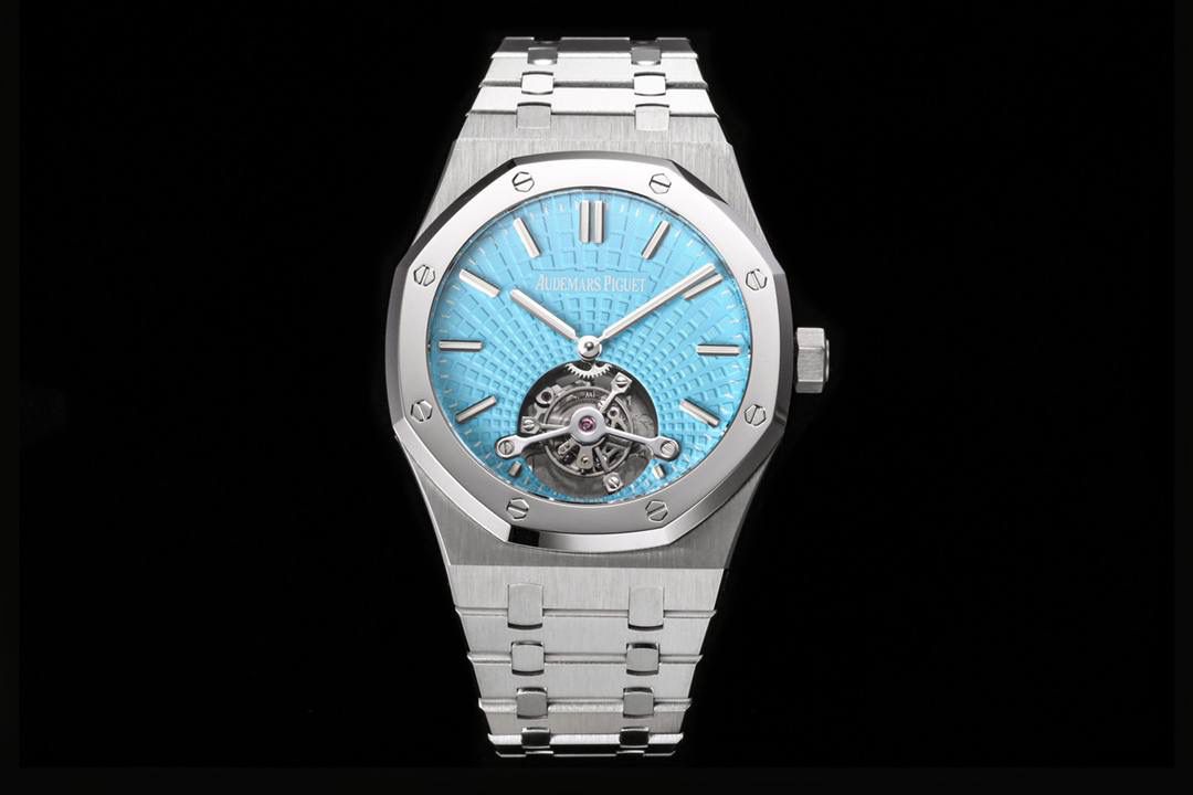 最新发布、爱彼陀飞轮蒂芙尼（蓝色）表盘。接受预定😍‼️ 独家订制Cal.2924机芯，动力储存68小时 爱彼依旧保留的八角形表圈、标志性的六角形螺丝以及经典表带，皇家橡树系列超薄陀飞轮腕表在经典的“Tapsisserie”格纹上进行再度创新，形成了新的格纹“Tapisserie Evolutive”。熟悉又陌生的表盘格纹装饰带来全新观感，成为这款腕表的点睛之笔。表壳直径为41毫米，厚度为11.2毫米，卓越不凡的陀飞轮，因此也得到广大表友的喜爱和关注。