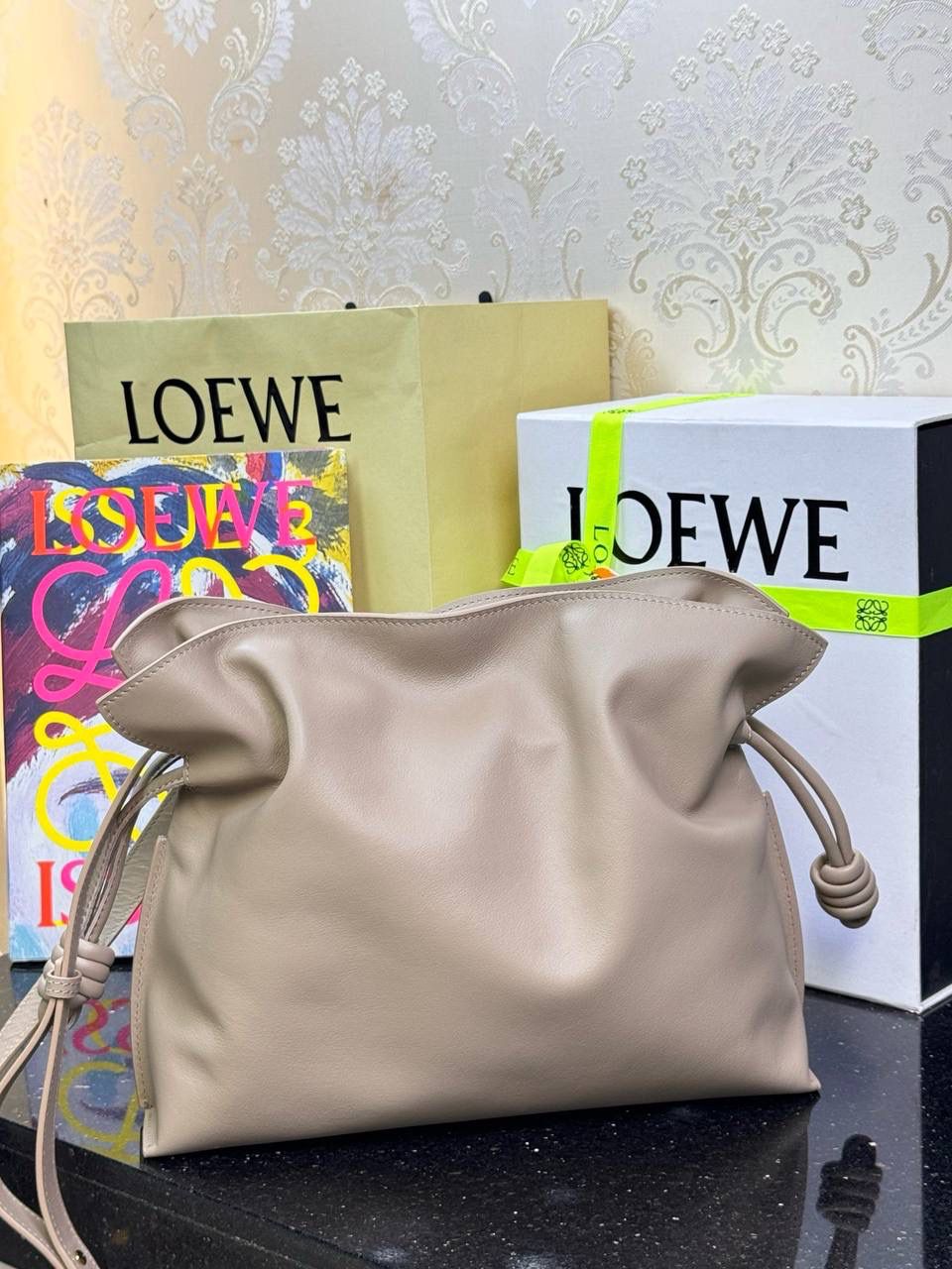 🎈全新升级—中号烫金款𝙁𝙡𝙖𝙢𝙚𝙣𝙘𝙤出货啦✅ ❤️升级版福袋正面新增品牌烫金𝙇𝙤𝙜𝙤代替压印𝙇𝙤𝙜𝙤，肩带加宽同时增加两侧狗扣五金代替原本皮穿扣肩带，精致又便捷🥰 ❤️独家定制皮料五金，小牛皮皮质手感十分柔软且耐用，肩带🉑拆卸🉑调节，多种背法任你选择，容量超大，日常出行必备😍 ❤️独家品控，完全对版细节，全套礼盒🎁包装给你满满的仪式感🥰 中号尺寸：𝟯𝟬-𝟮𝟰.𝟱-𝟭𝟬.𝟱𝗰𝗺 款号：052028 沙色【配全套礼盒】