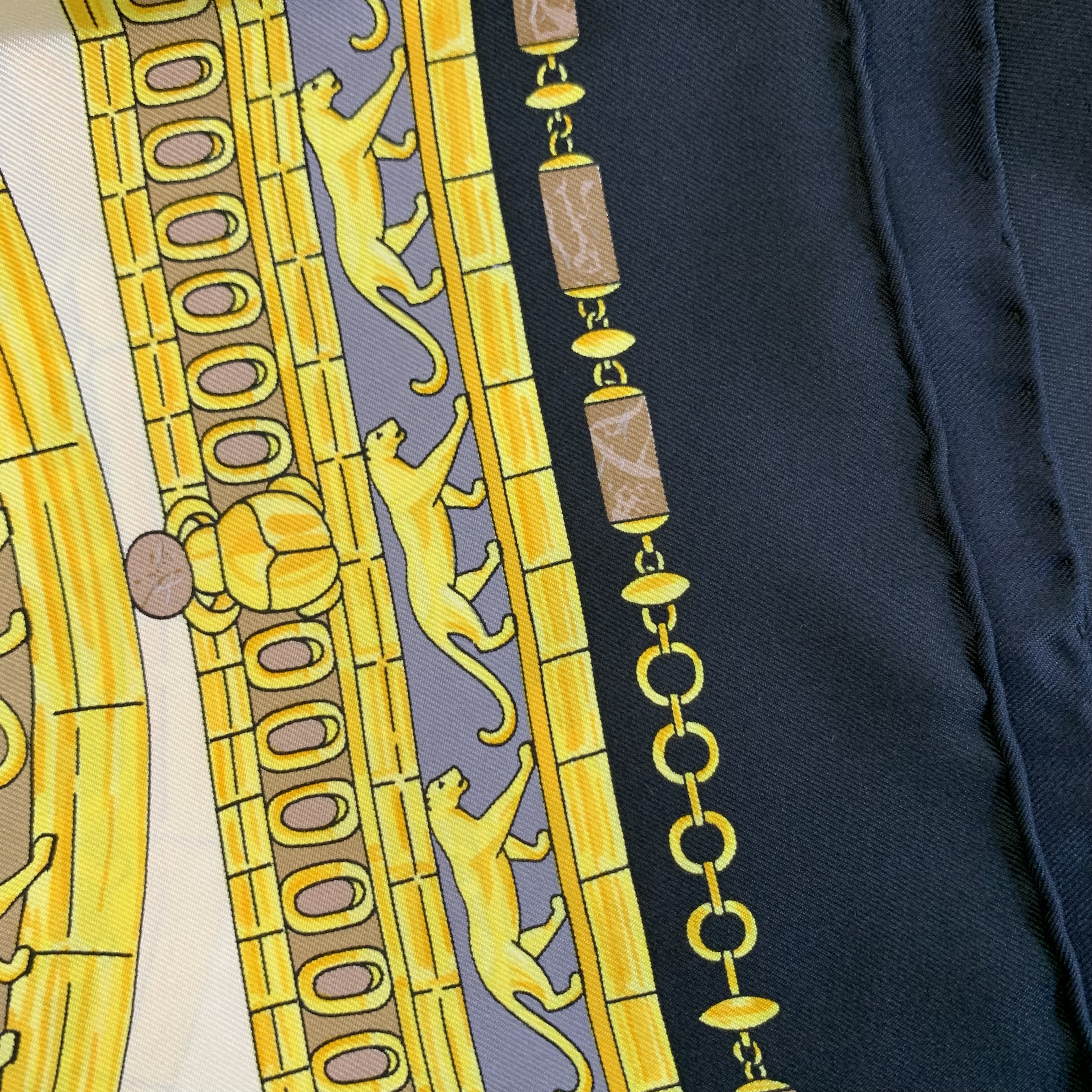 ✨Cartier幸運甲蟲方巾 金色拼黑色高級感