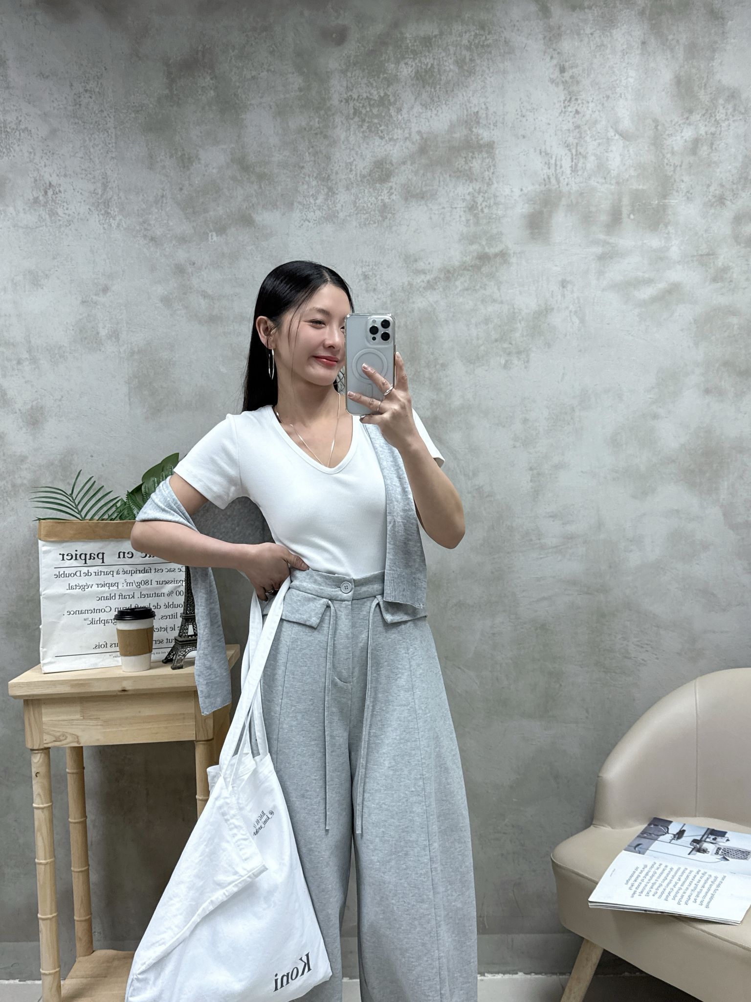 C13 V領暗紋骨感Tee