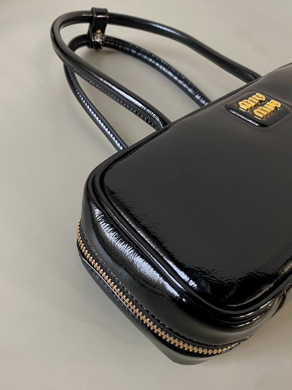 🈶漆皮黑 𝗠𝗶𝘂𝗠𝗶𝘂保龄球| 新面料来啦 漆皮色泽光亮自然饱满～ 皮面透着的皱纹仿佛湖面上的水波纹 无论是视觉还是手感，质感都很绝！ 27×12×8cm，#F0011m