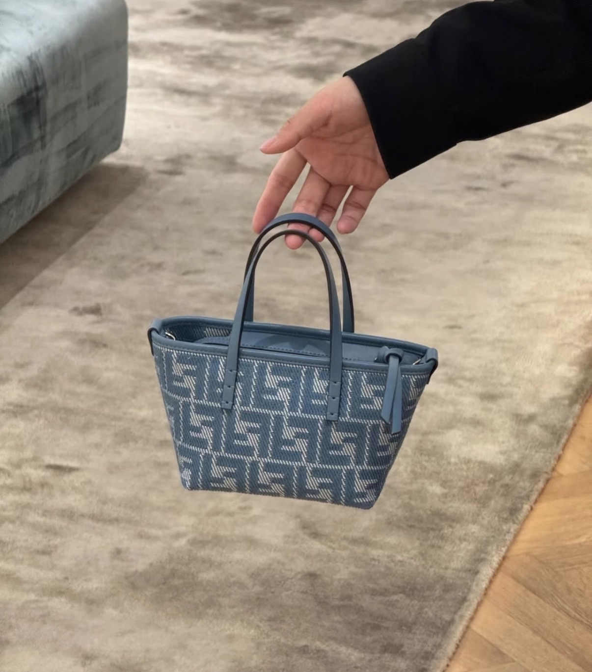 限時優惠‼️訂貨🍒FENDI mini roll bag  Size 15.5x13x11cm 有長肩帶